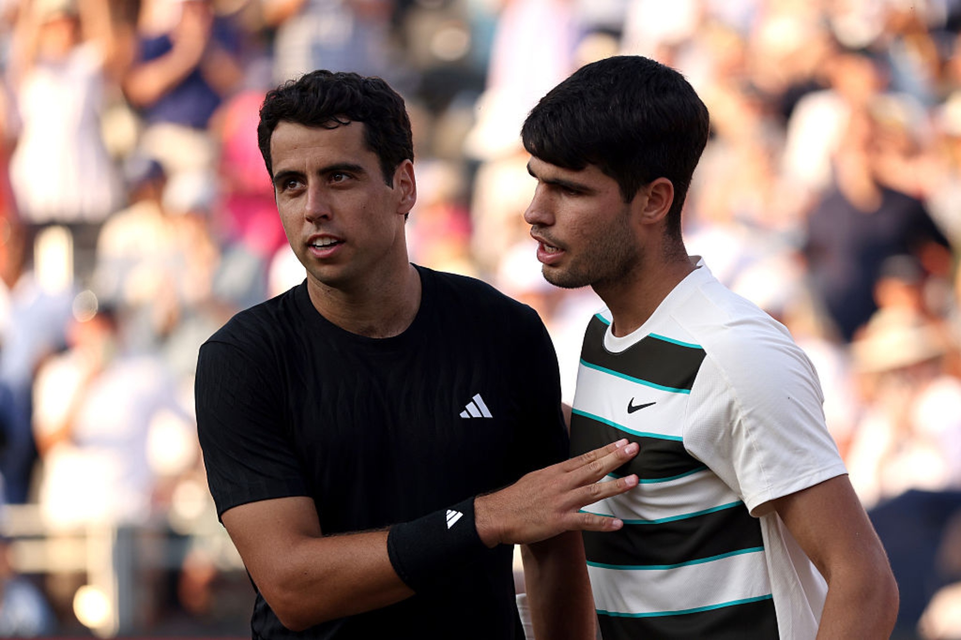 Munar y Alcaraz se saludan en la red de Queen's.