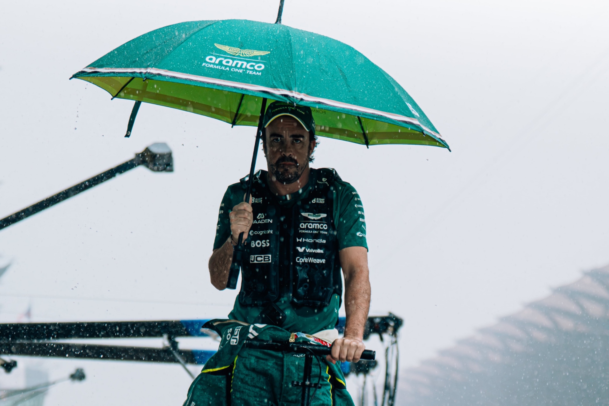 Alonso, durante el diluvio previo a la carrera.