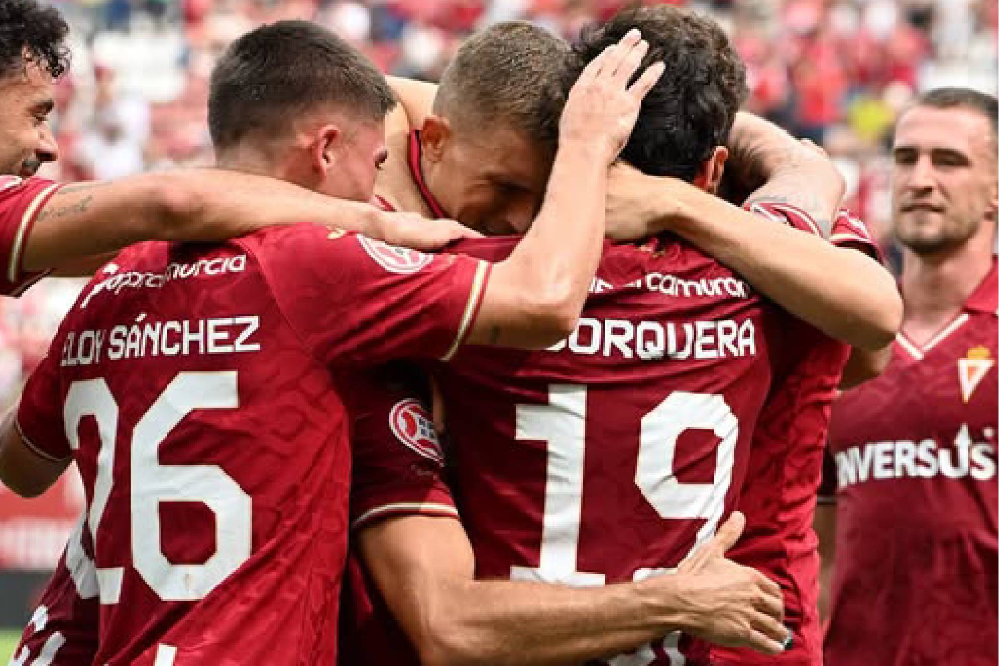 La celebración de los jugadores del Real Murcia tras su clara victoria sobre el Nàstic