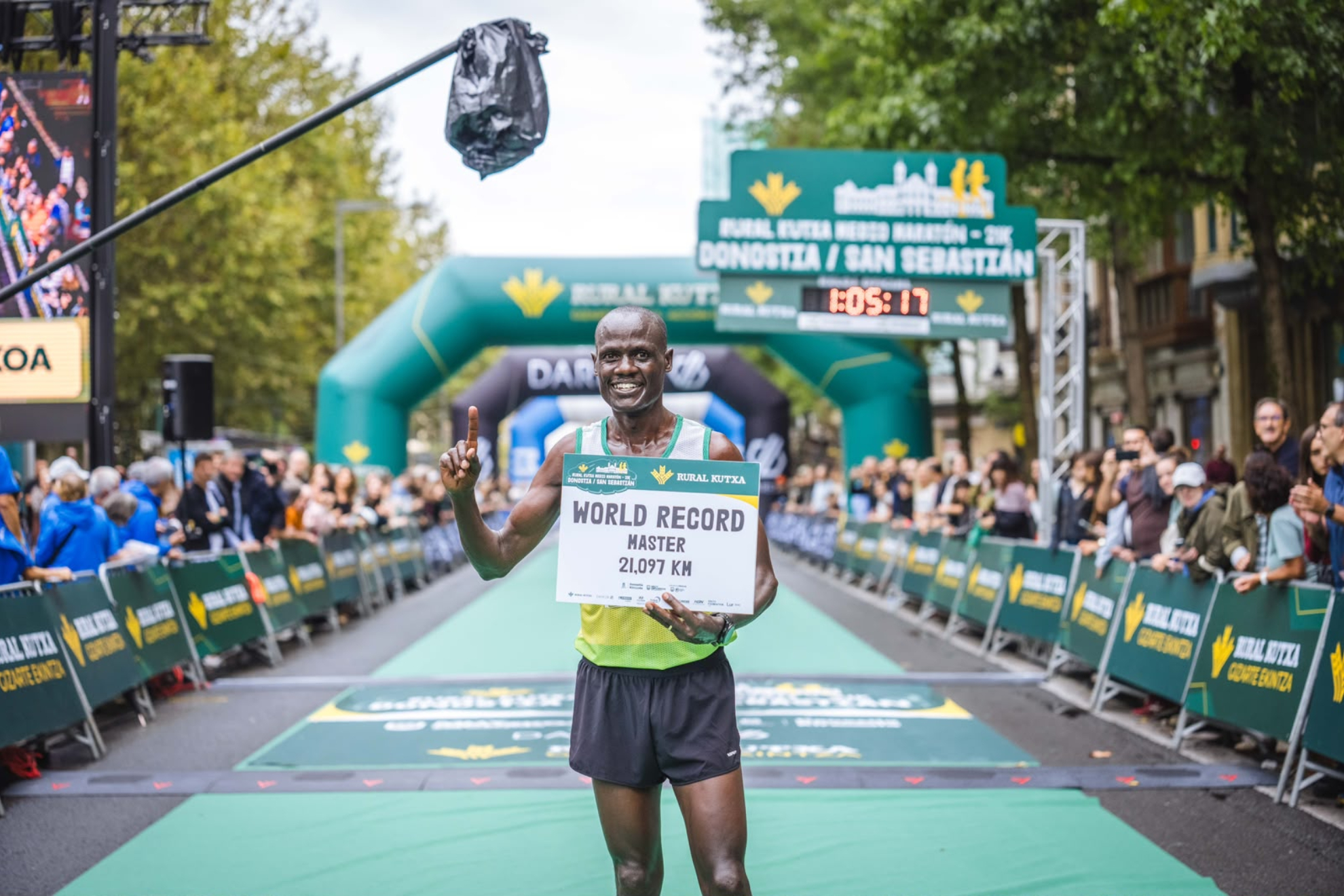 Mark Kosgey Kiptoo con el cartel que atestigua su récord mundial.