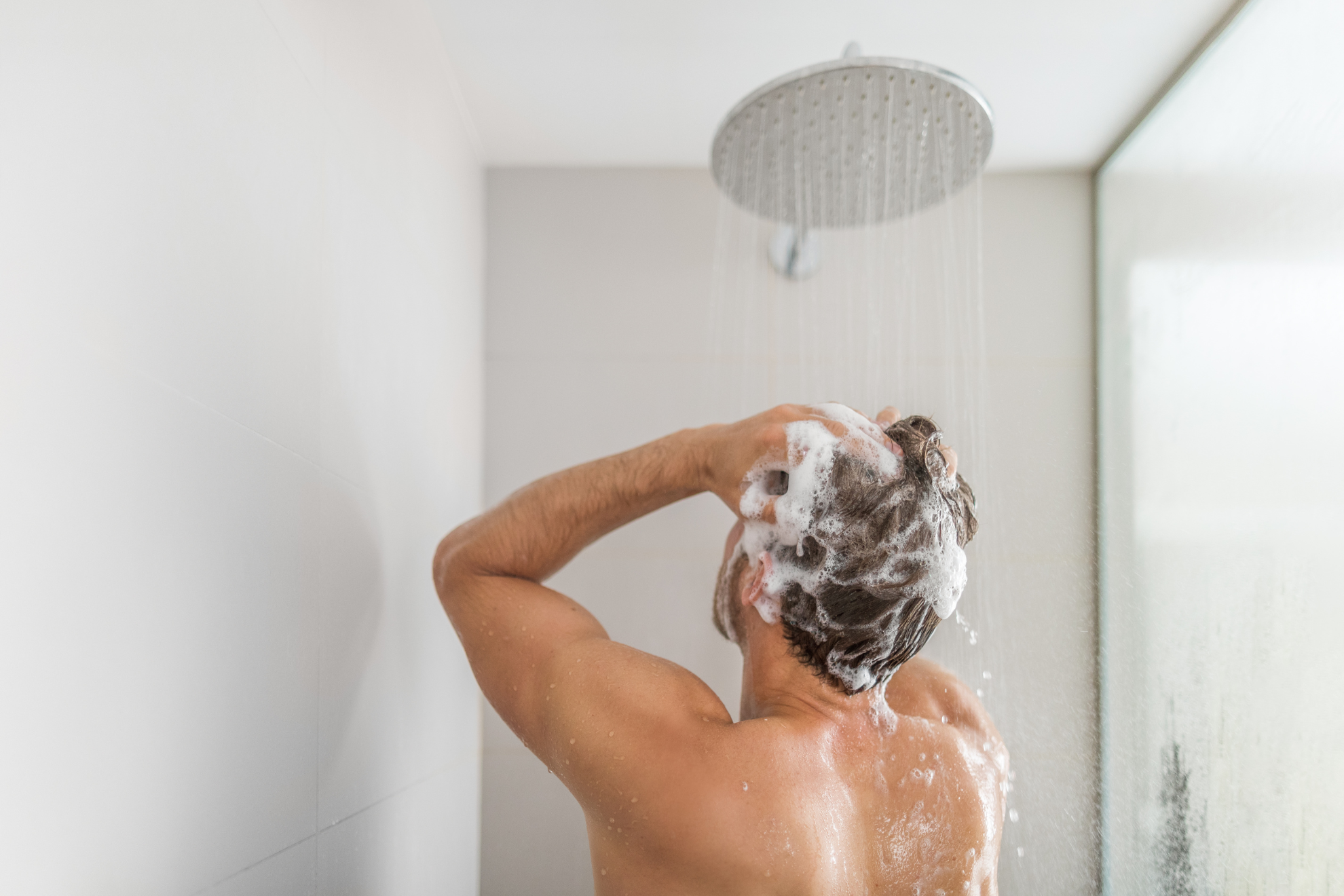 Organizar los pasos bajo el agua es un gesto clave para cuidar la salud de la piel y optimizar el lavado