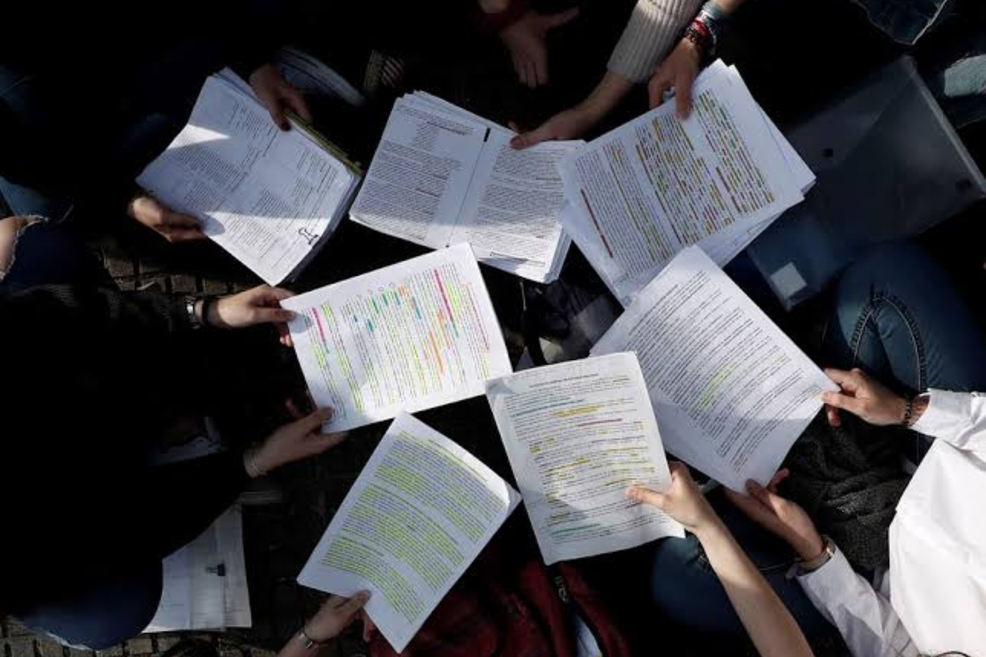 Imagen de varios alumnos estudiando antes de entrar a la prueba de Selectividad de este año. EFE