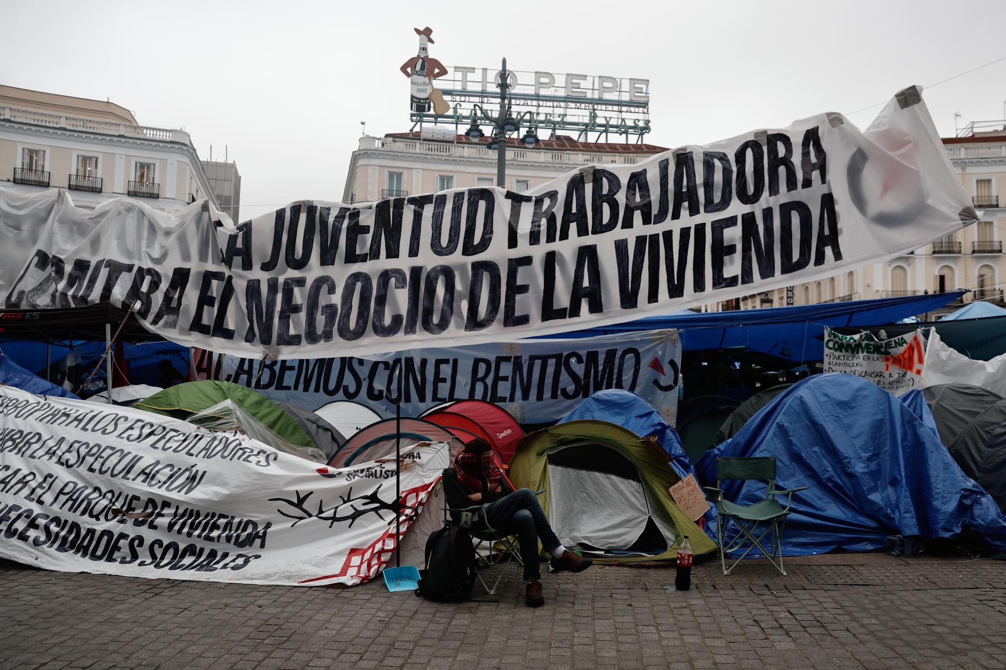 En la imagen, la acampada por el derecho a la vivienda en la Puerta del Sol de Madrid. EFE