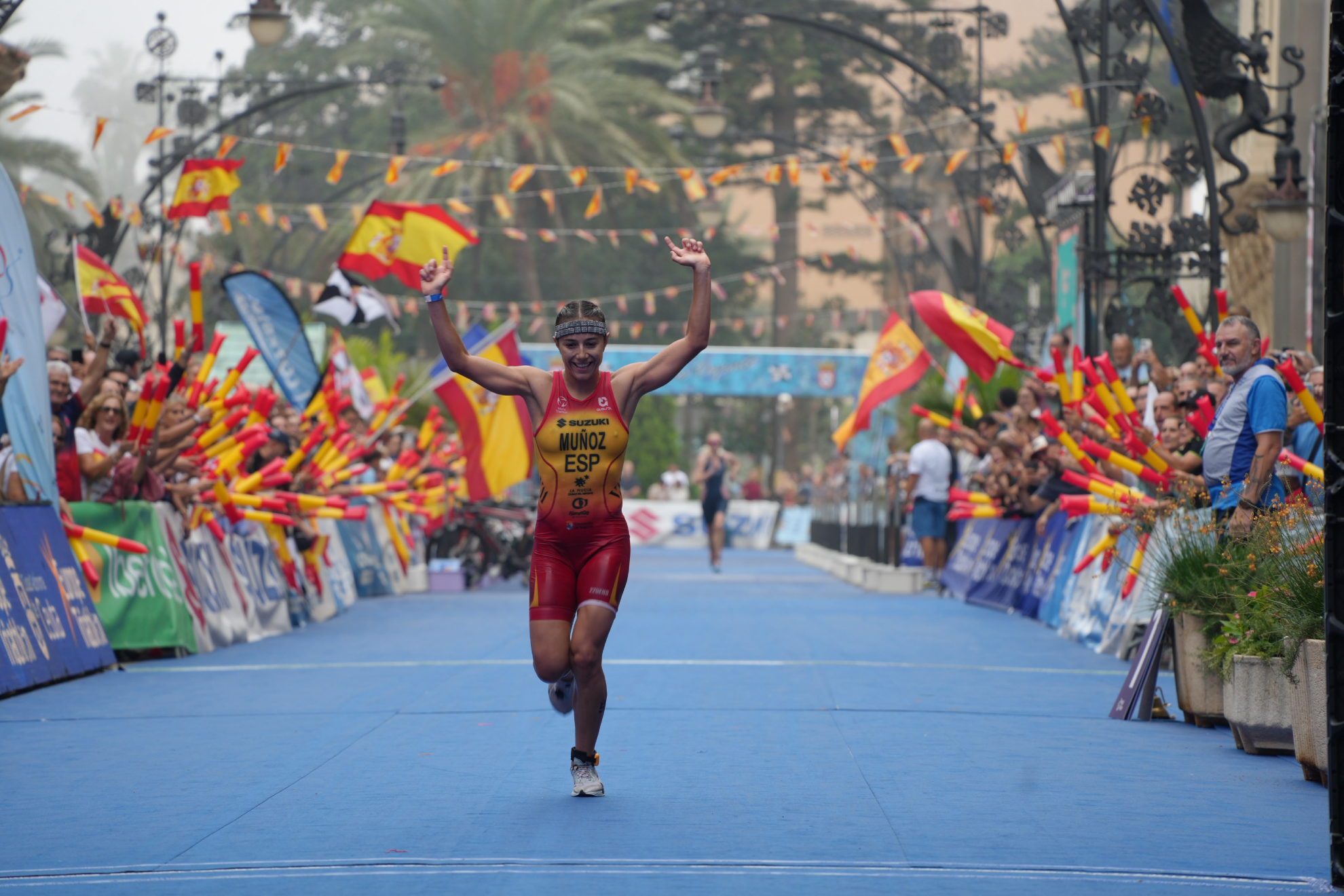 Marina Muñoz cruza la línea de meta en la Copa de Europa de Ceuta. EFE