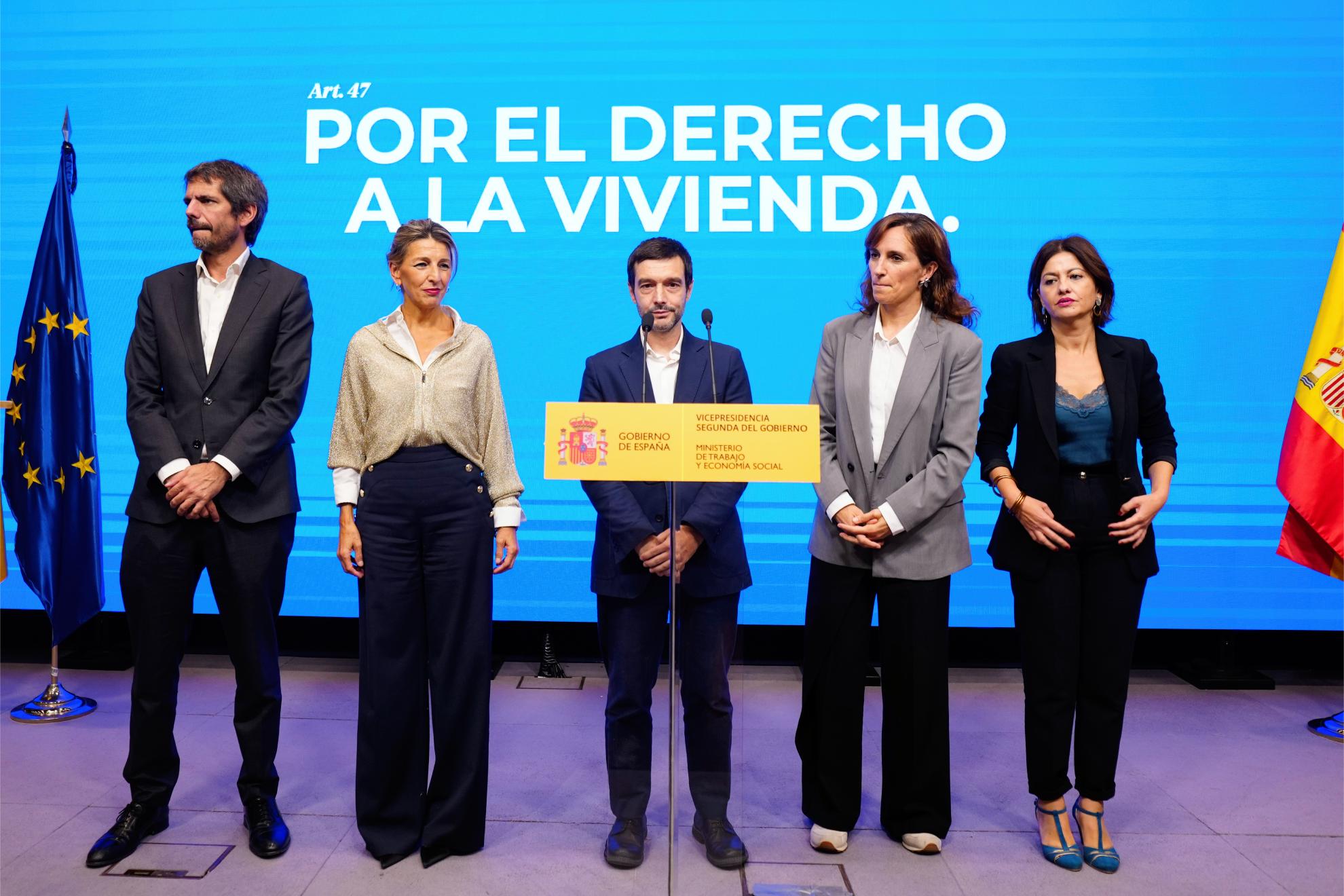 Ernest Urtasun, Yolanda Díaz, Pablo Bustinduy, Mónica García y Sira Rego, los cinco ministros de Sumar, durante una rueda de prensa conjunta. EFE