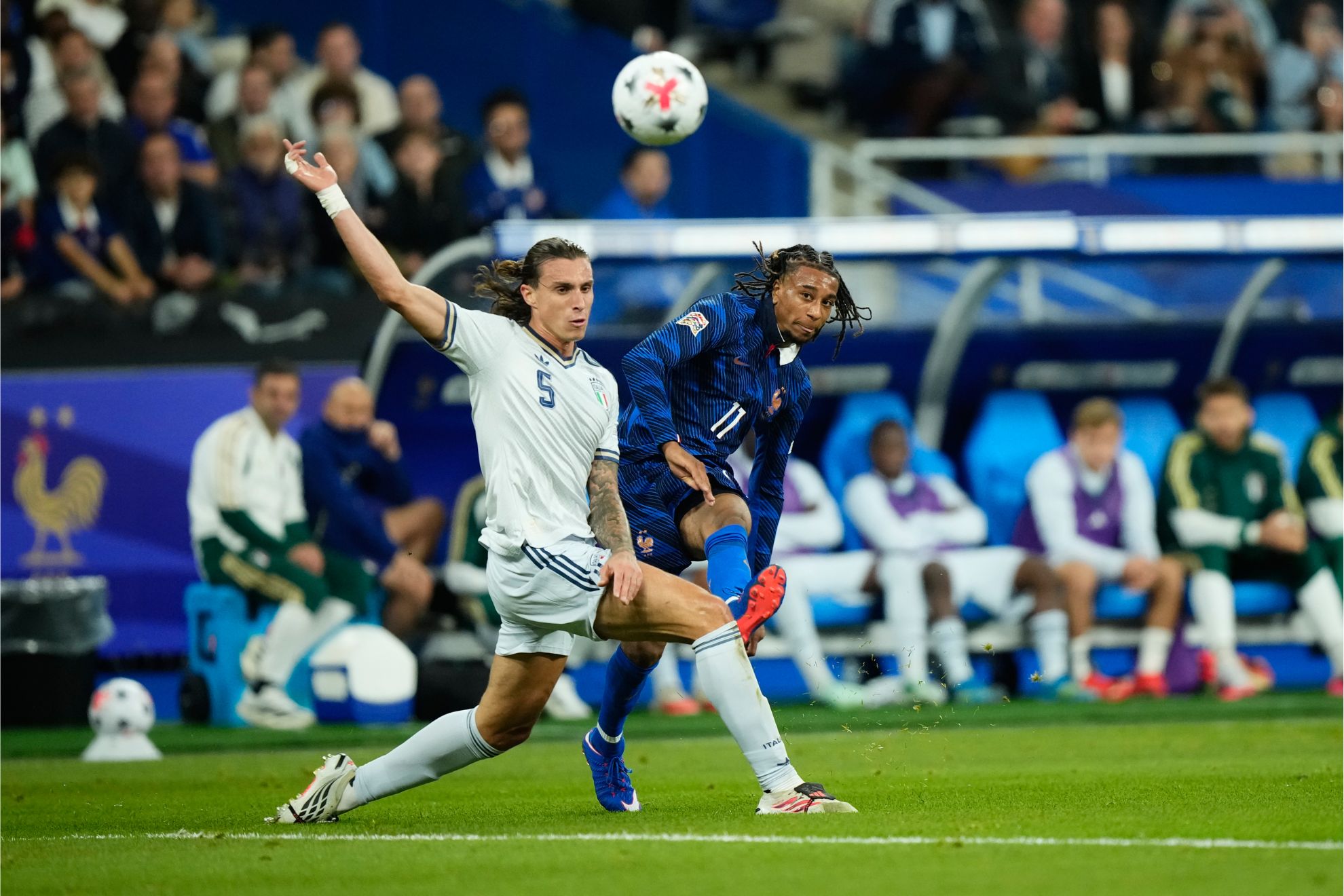 Olise, disparando durante el partido contra Italia