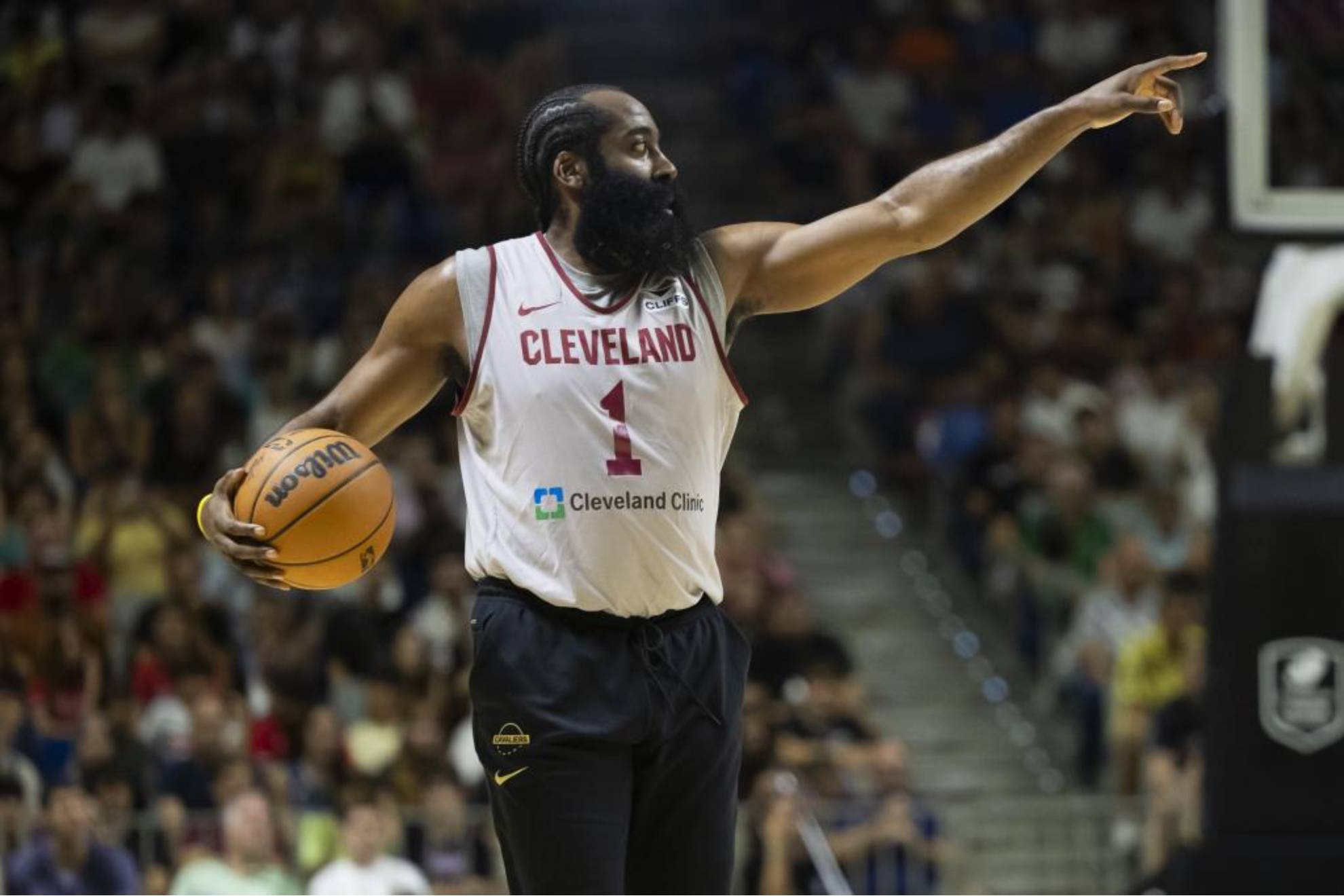 James Harden durante una sesión de entrenamiento con los Cavs en Málaga. EFE