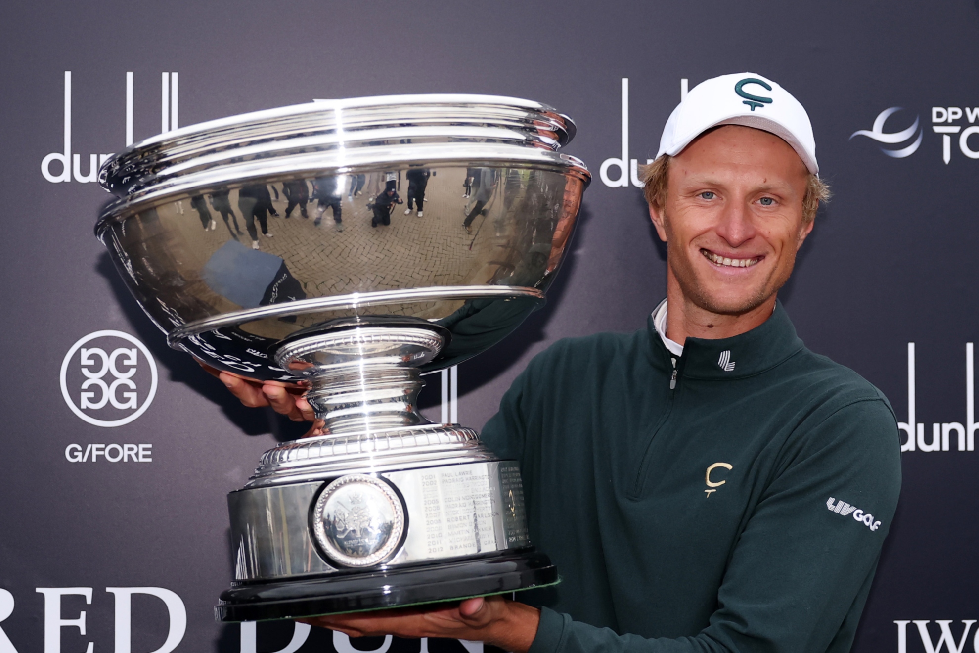 Adrian Meronk con la copa de campeón del Dunhill Links. DPWT