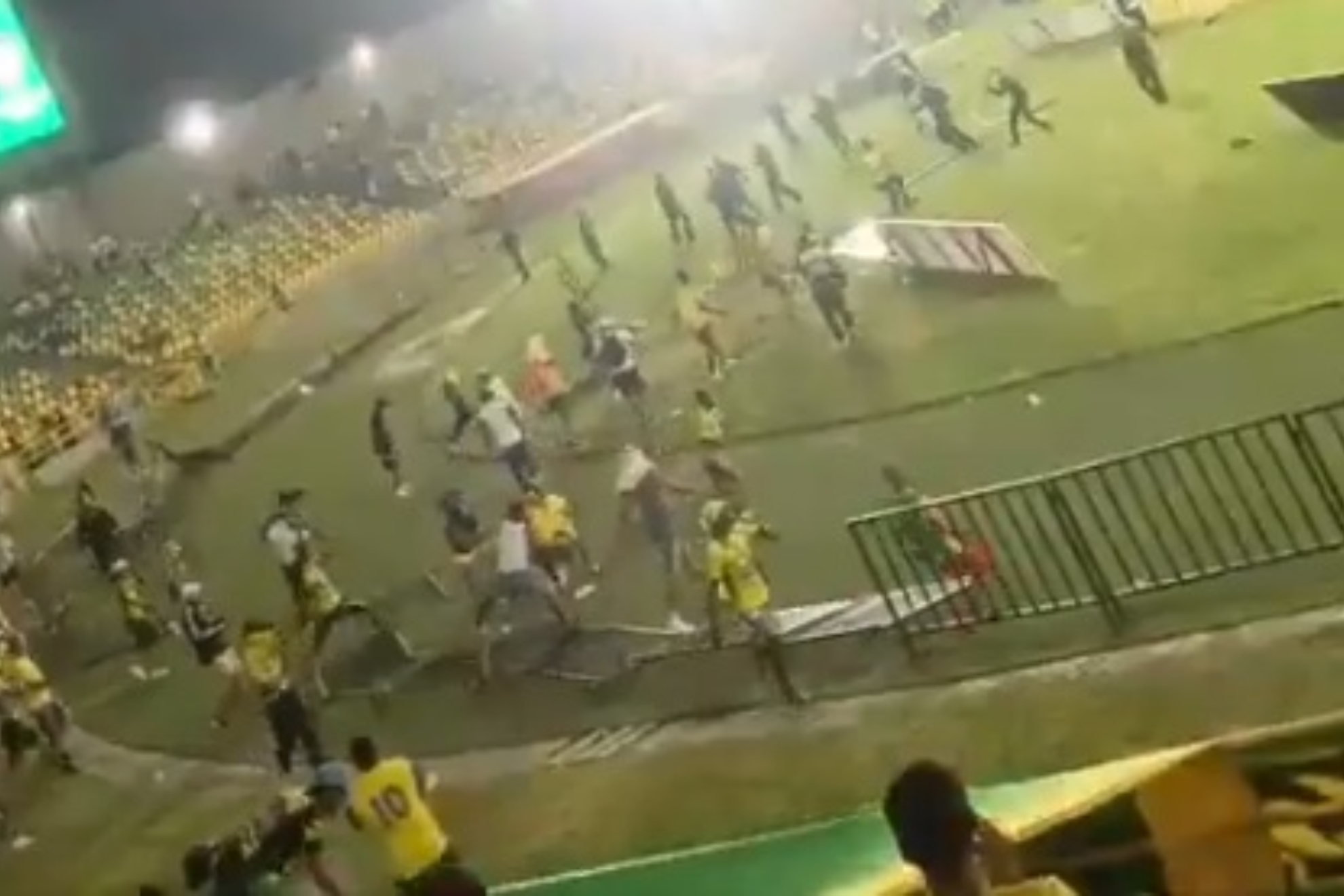 Caos en el Jaime Morón: Invasión de campo y violentos xisturbios empañan la jornada del Real Cartagena