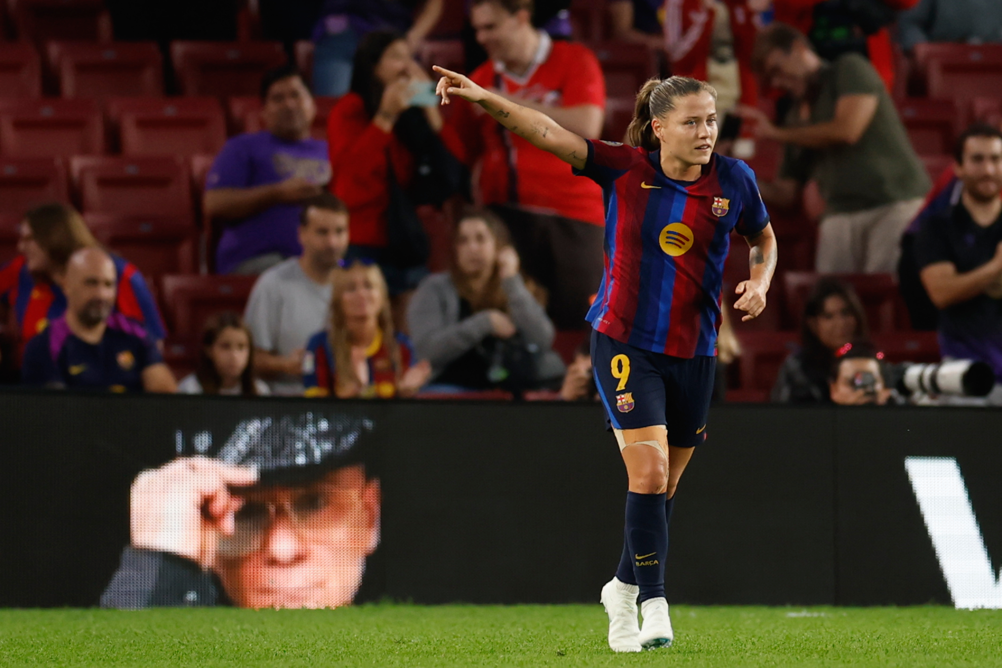 Claudia Pina, durante el partido ante el Real Madrid en el Camp Nou. EFE