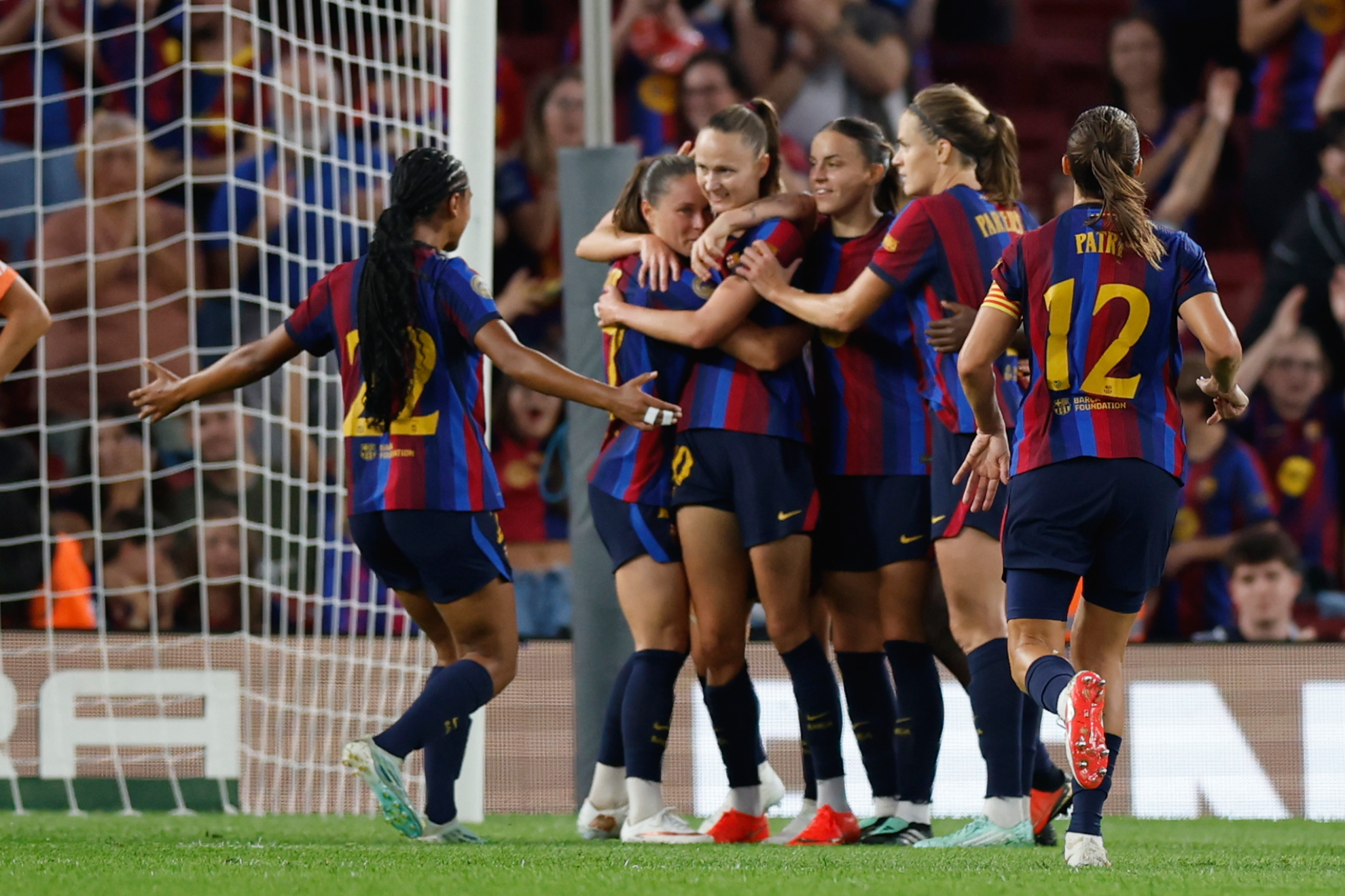 Las jugadoras del Barcelona celebran un gol de Caroline Graham ante el Real Madrid EFE