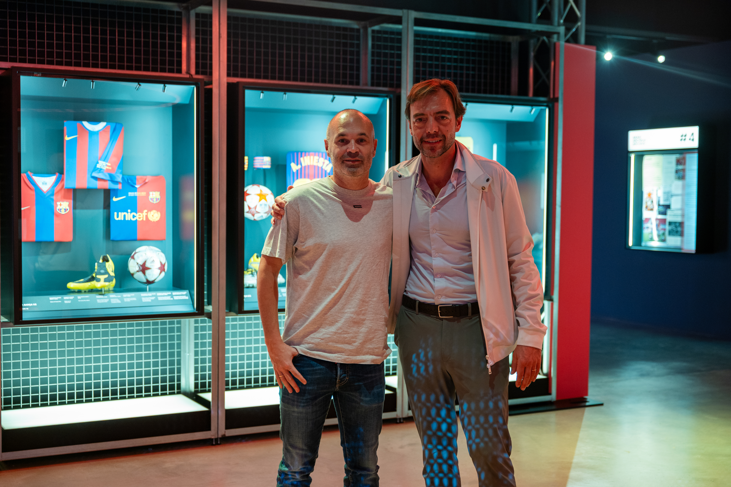 Iniesta junto con Jaume Sabater, CEO de Stonewegg en la exposición. NSN