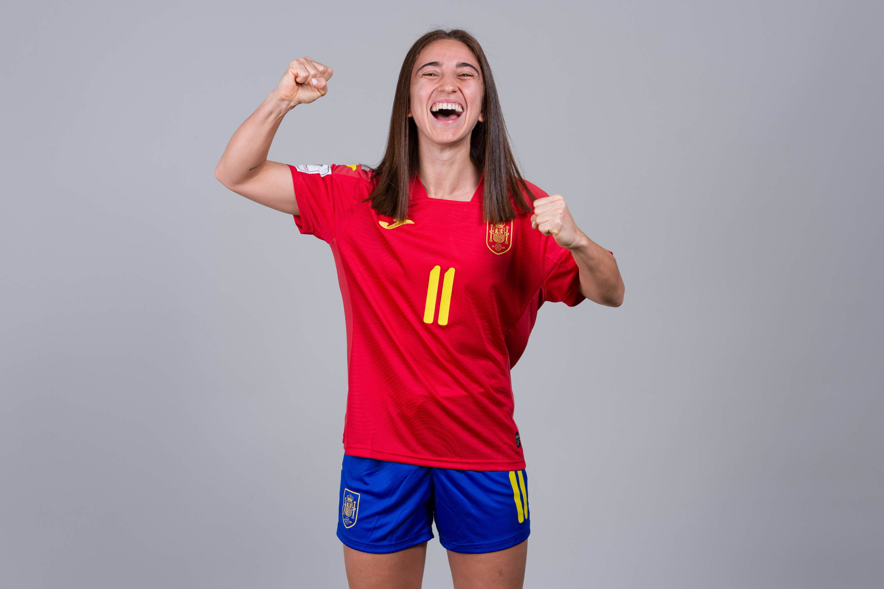 Irene Samper posa luciendo la camiseta de España GETTY IMAGES