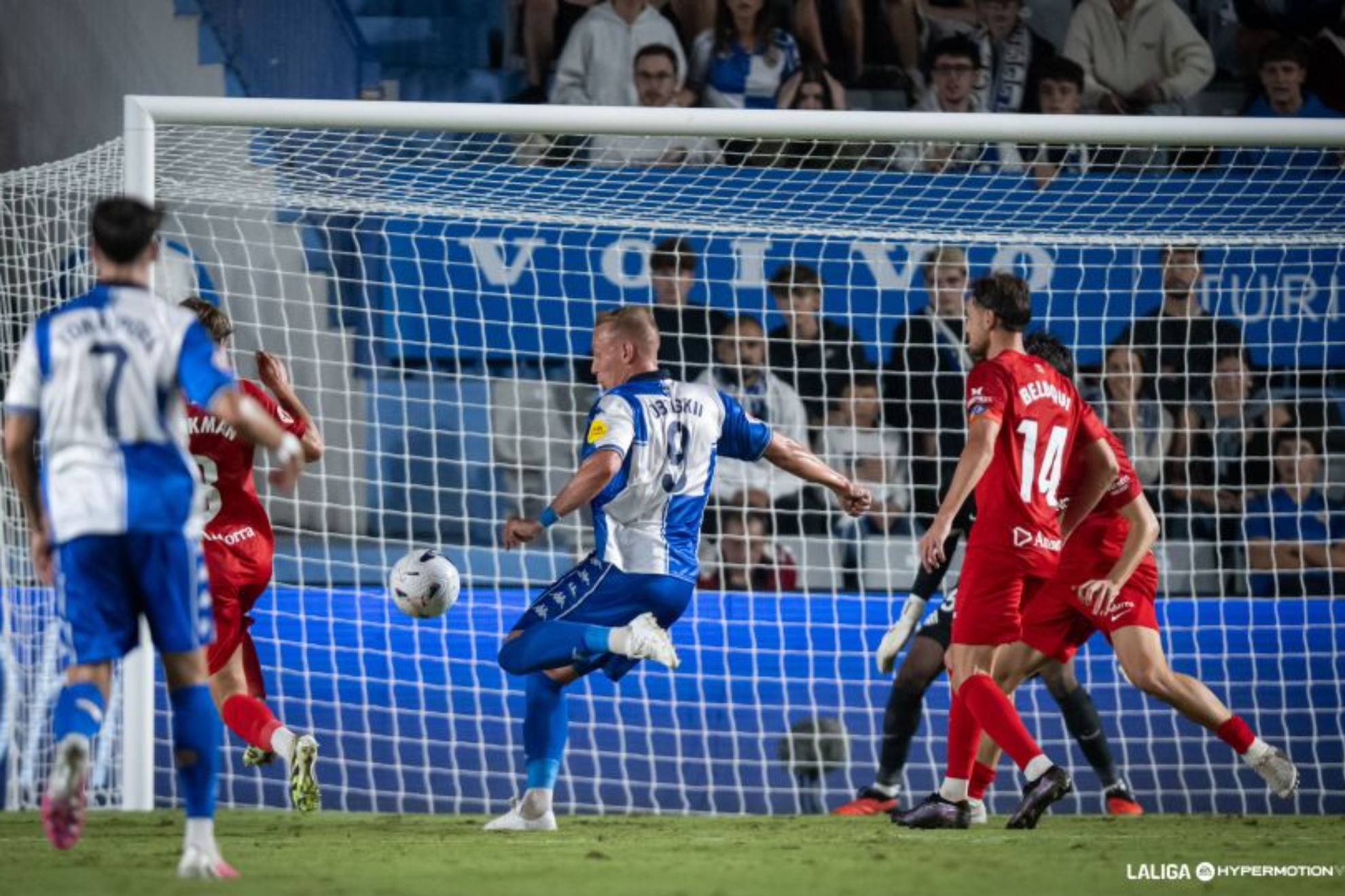 Obolskii, rematando en el área del Andorra. LALIGA