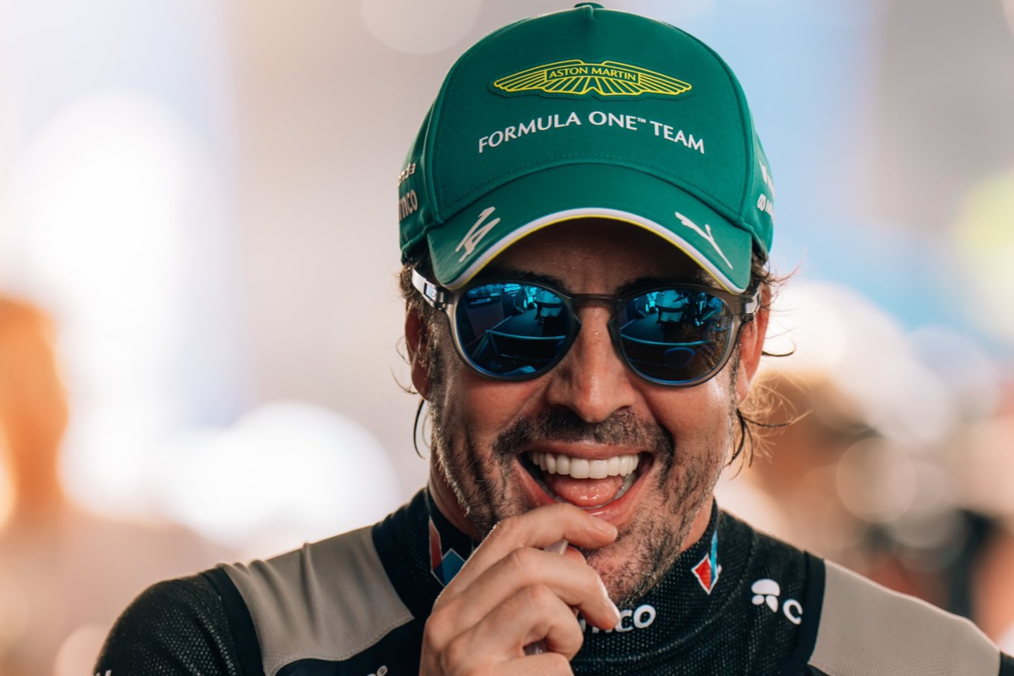 Alonso se ríe tras la carrera. ASTON MARTIN F1