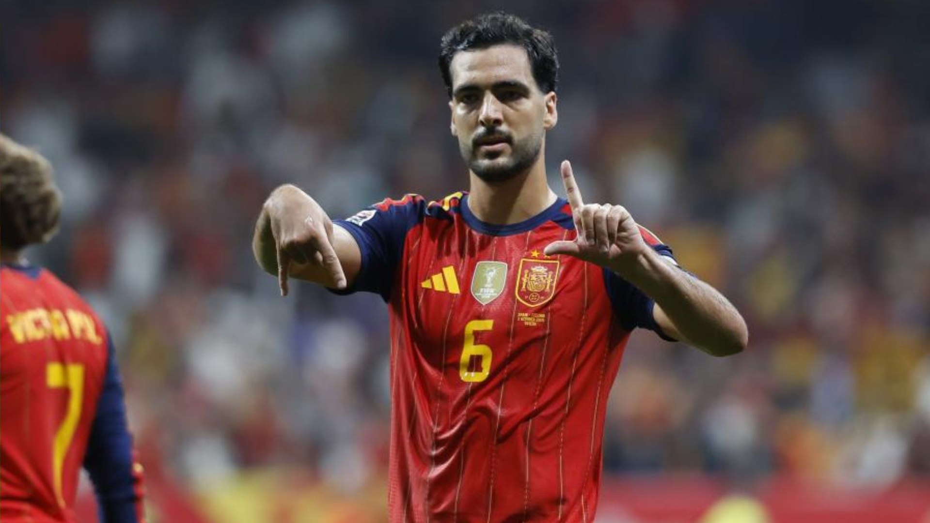 Mikel Merino celebra su gol con la selección española.