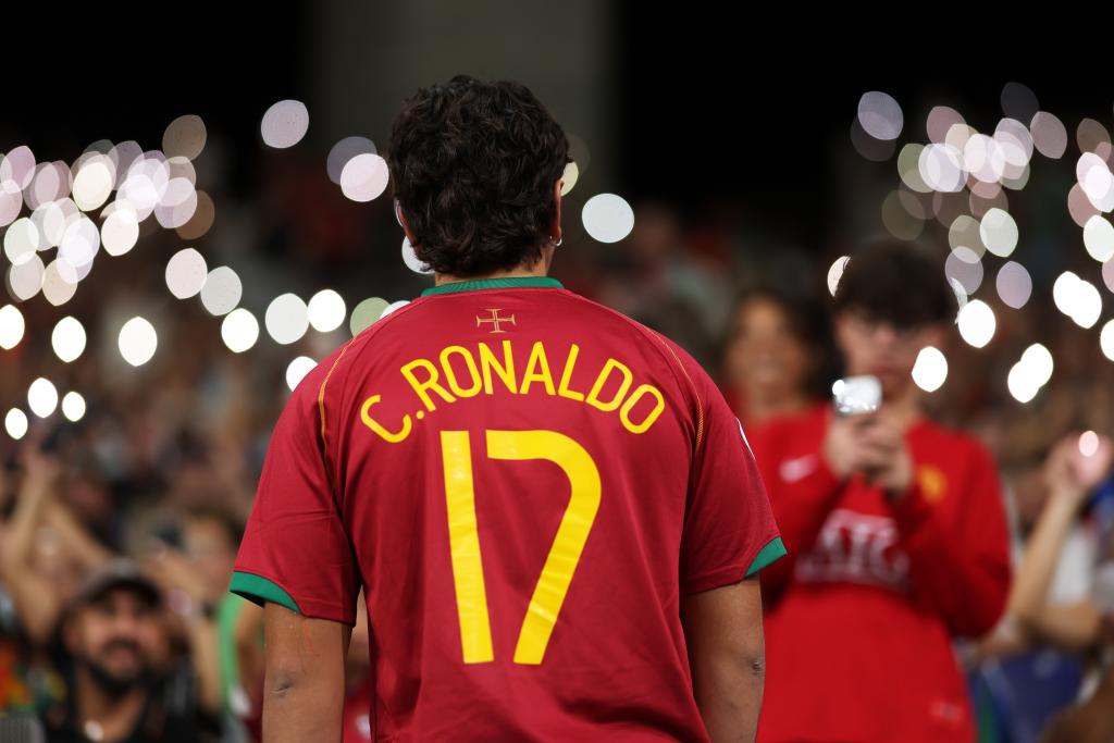 Aficionados con camisetas de Cristiano Ronaldo en el partido ante Noruega