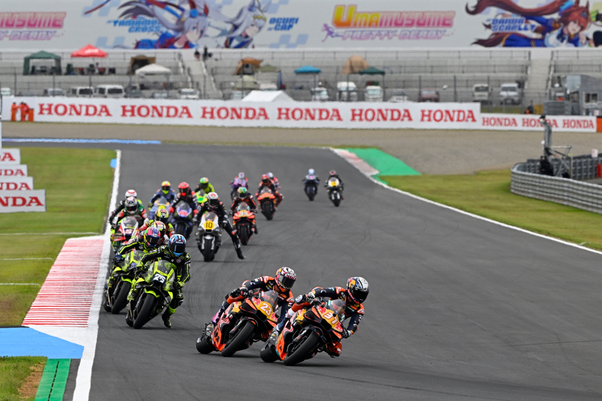Acosta, delante de Bastianini al inicio de la carrera de Japón. RED BULL