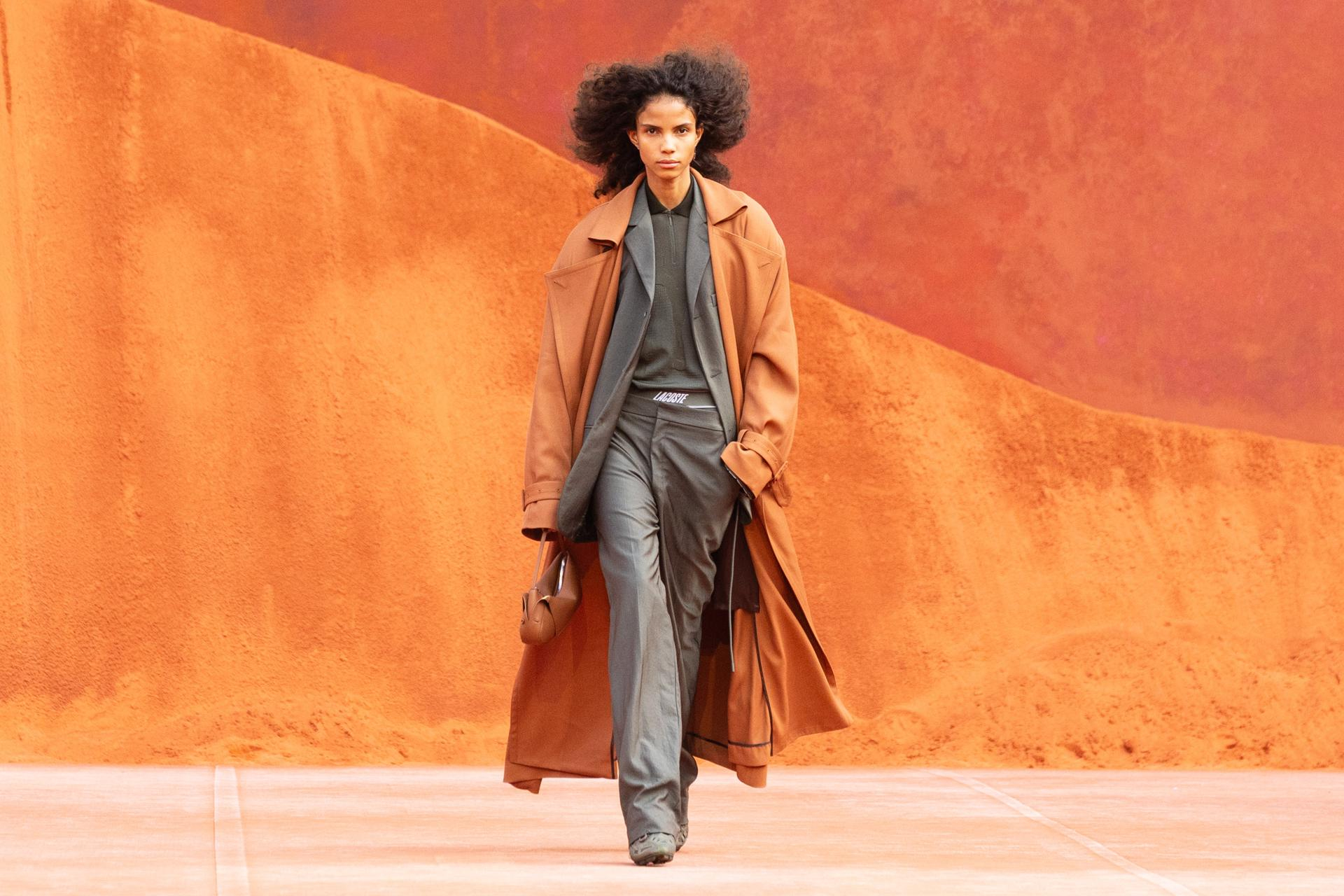 Una modelo presenta una de las creaciones de Primaver/Verano 2027 de Lacoste durante la Paris Fashion Week