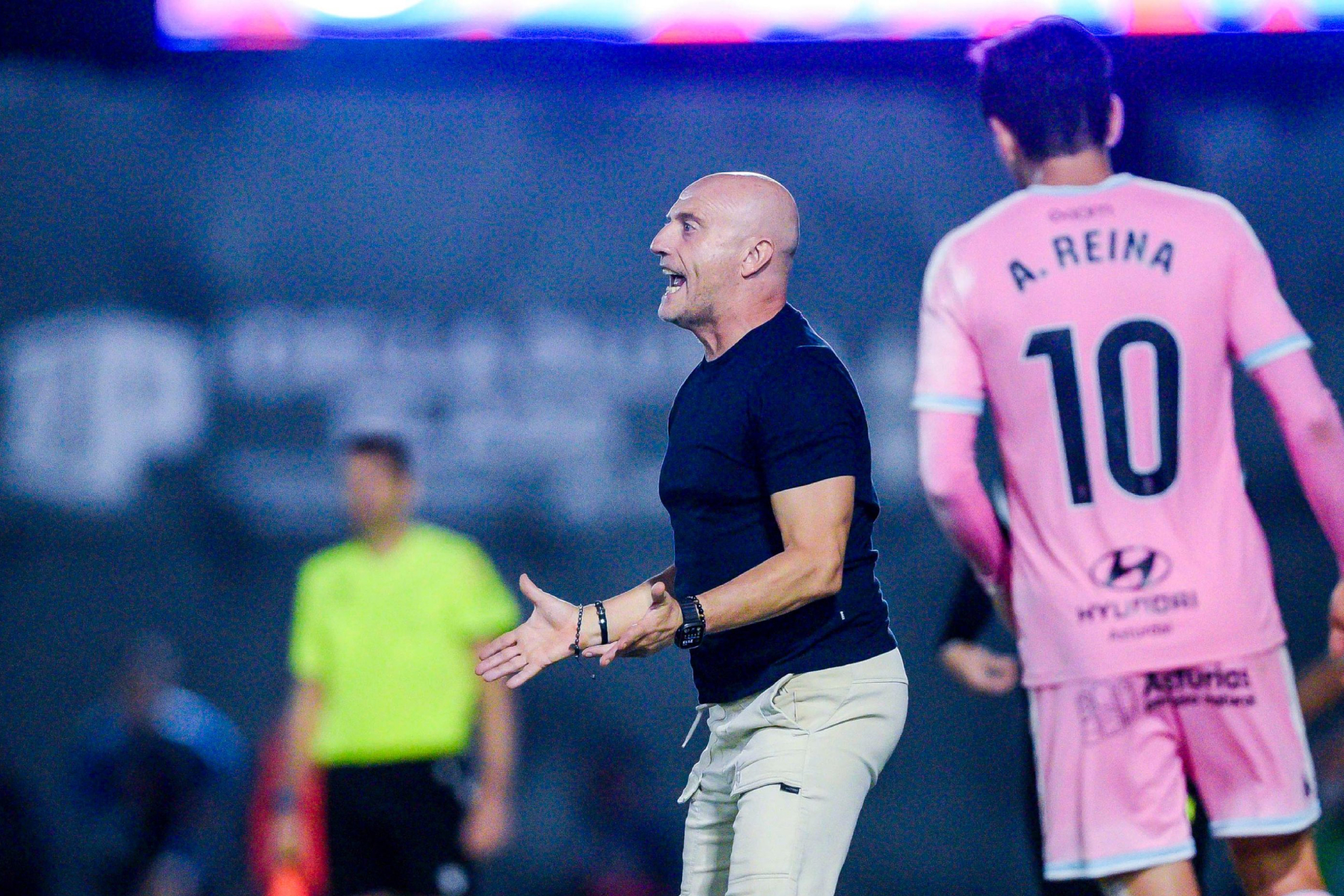 Julián Calero, entrenador del Oviedo, durante el partido de Elda. REAL OVIEDO