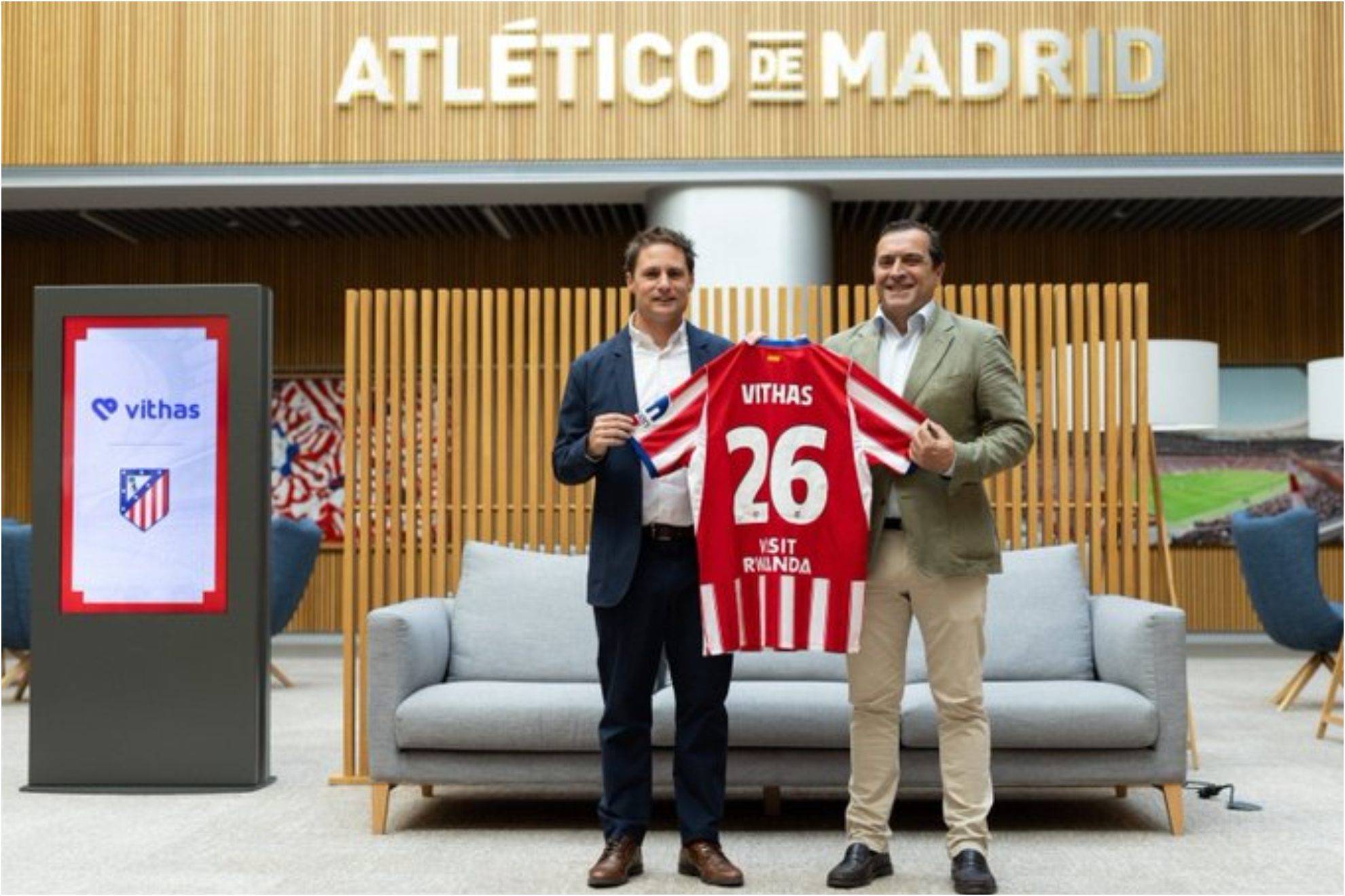 El dirigente rojiblanco, Óscar Mayo, y el doctor Pedro Rico, CEO de Vithas ATLÉTICO DE MADRID