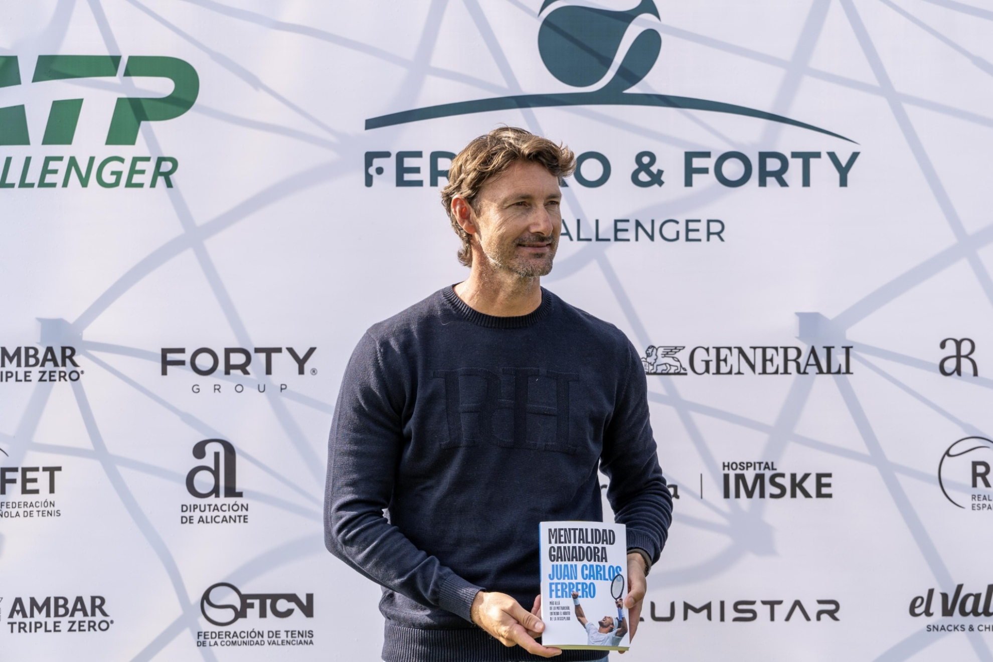 Ferrero, con el libro que ha escrito.