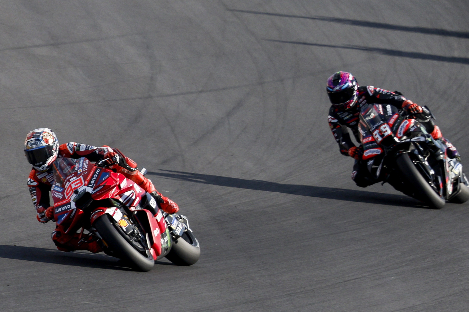 Marc Márquez, por delante de Jorge Martín, en Motegi. EFE