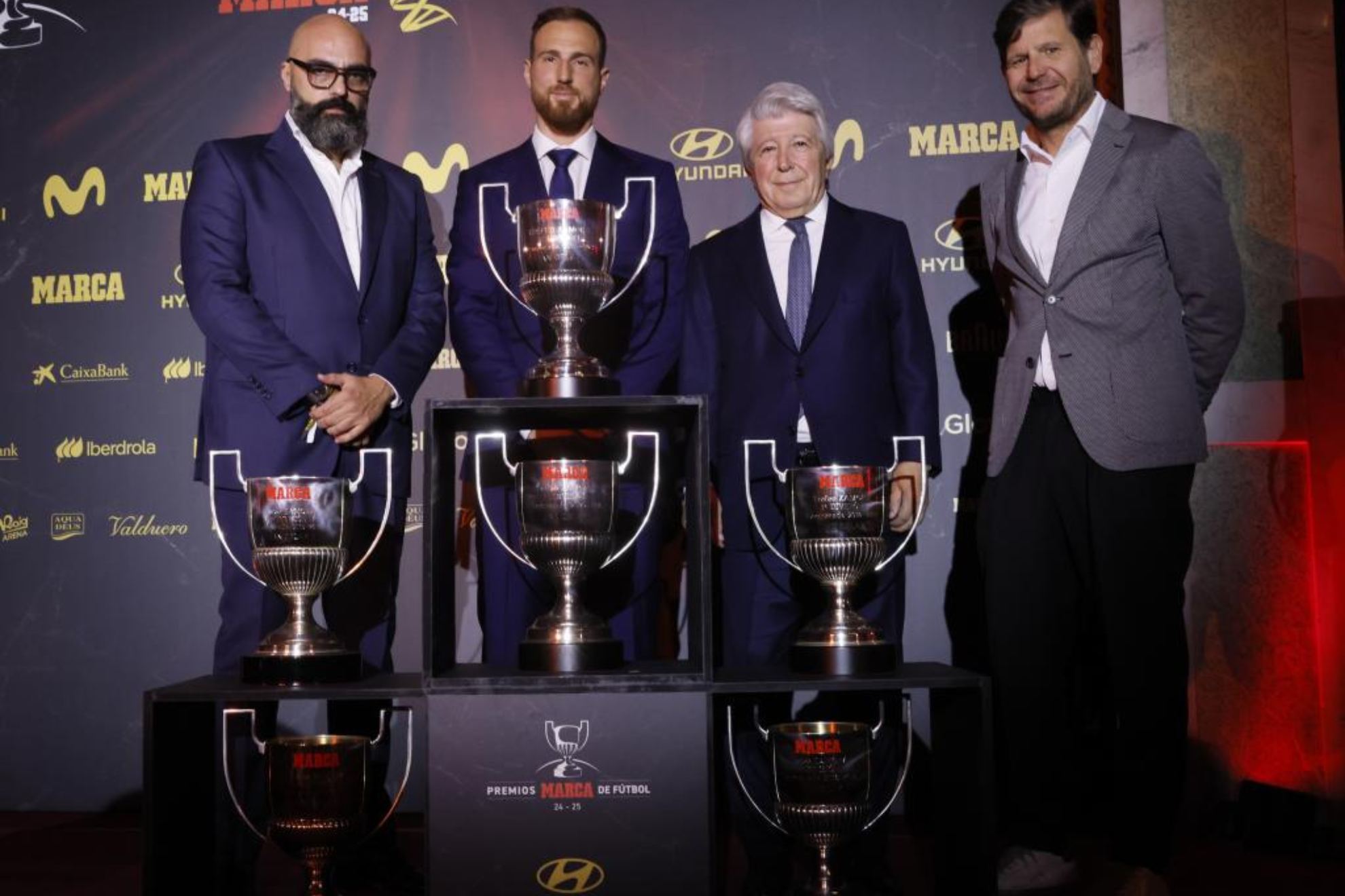 Oblak posa con sus seis Zamora y con Cerezo, Alemany y Bucero.