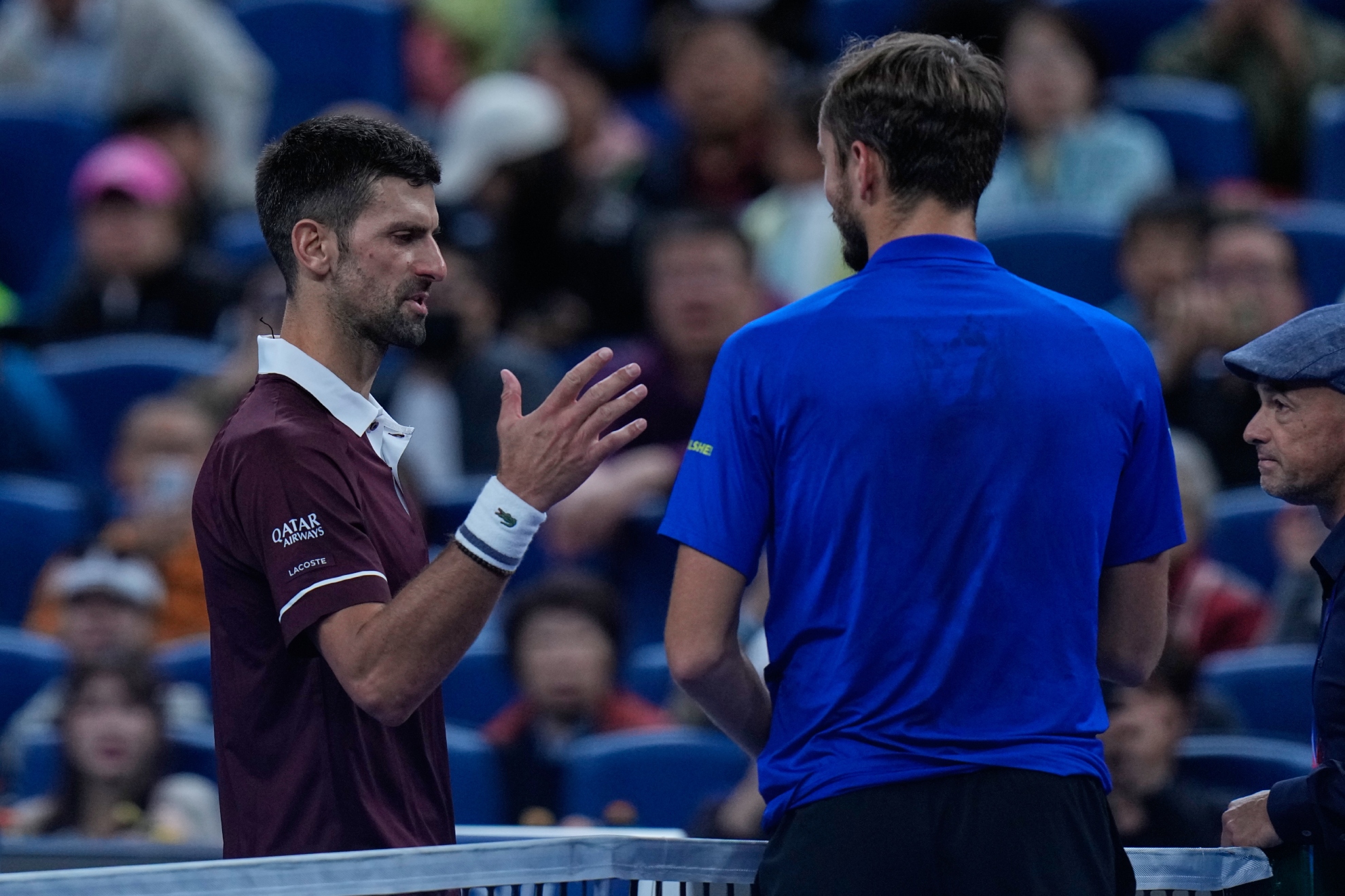 Djokovic da la mano a Medvedev.