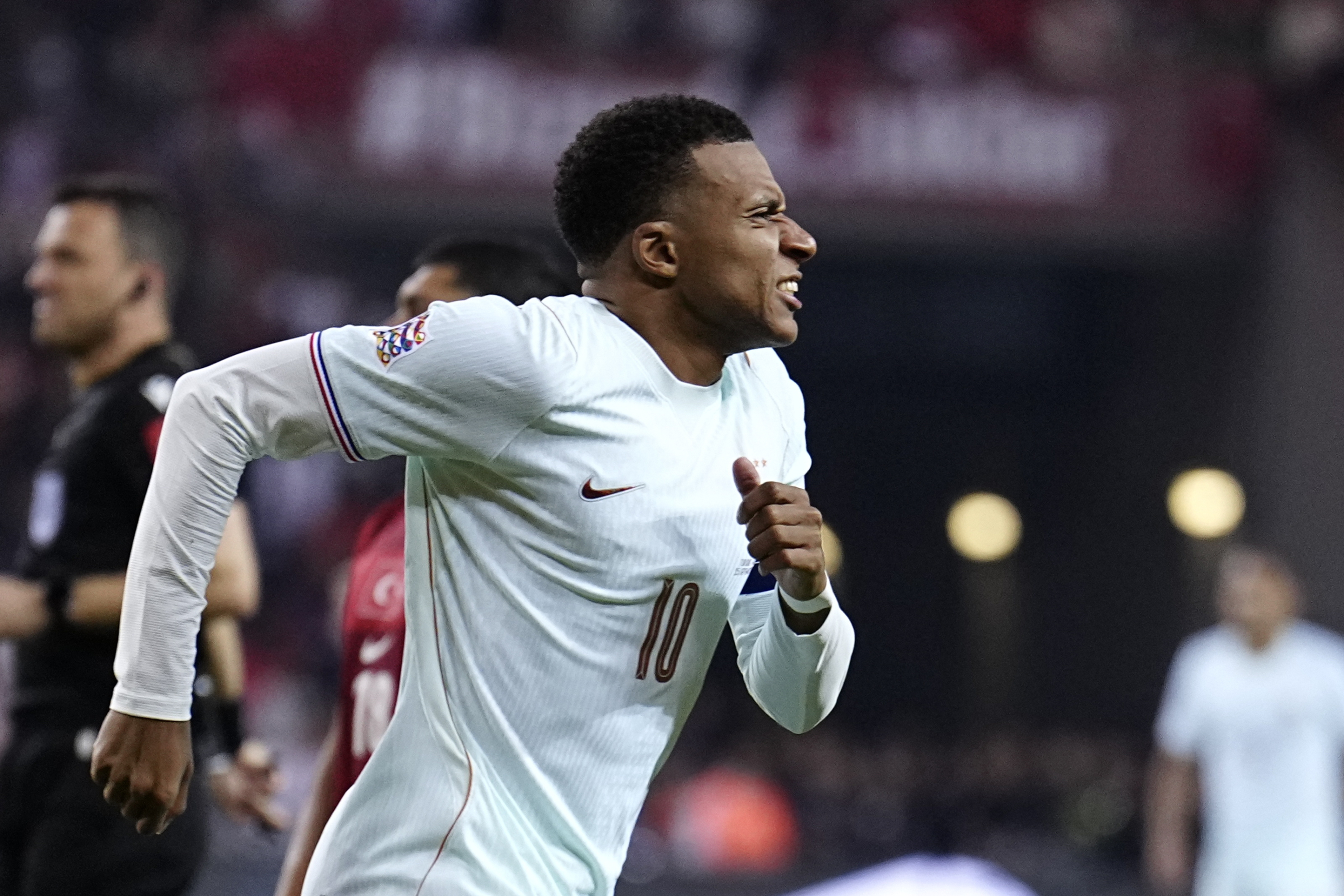 Mbappé, en el momento de lesionarse con Francia frente a Turquía. EFE