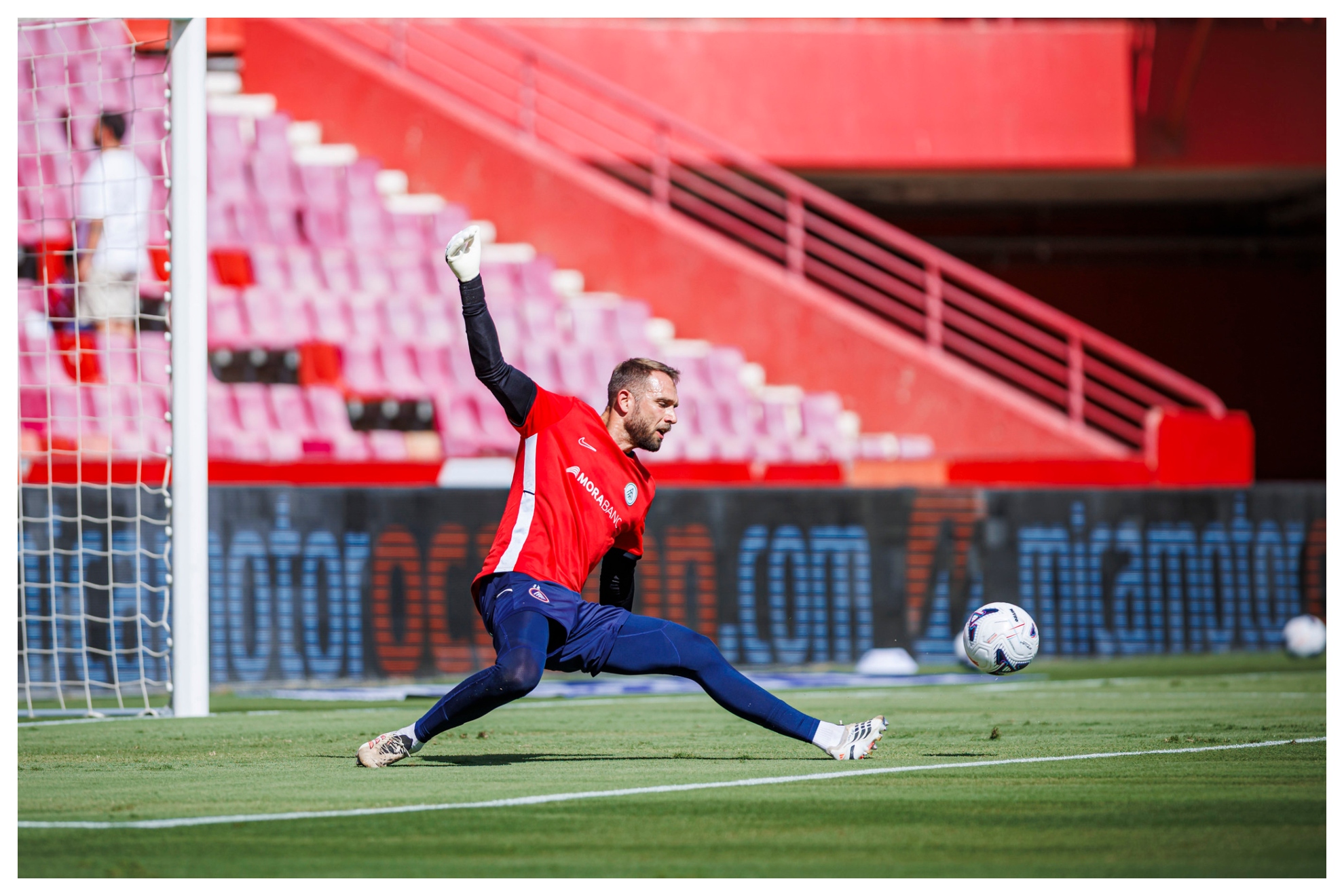 Pau López, durante el calentamiento previo al partido de Los Cármenes FC ANDORRA