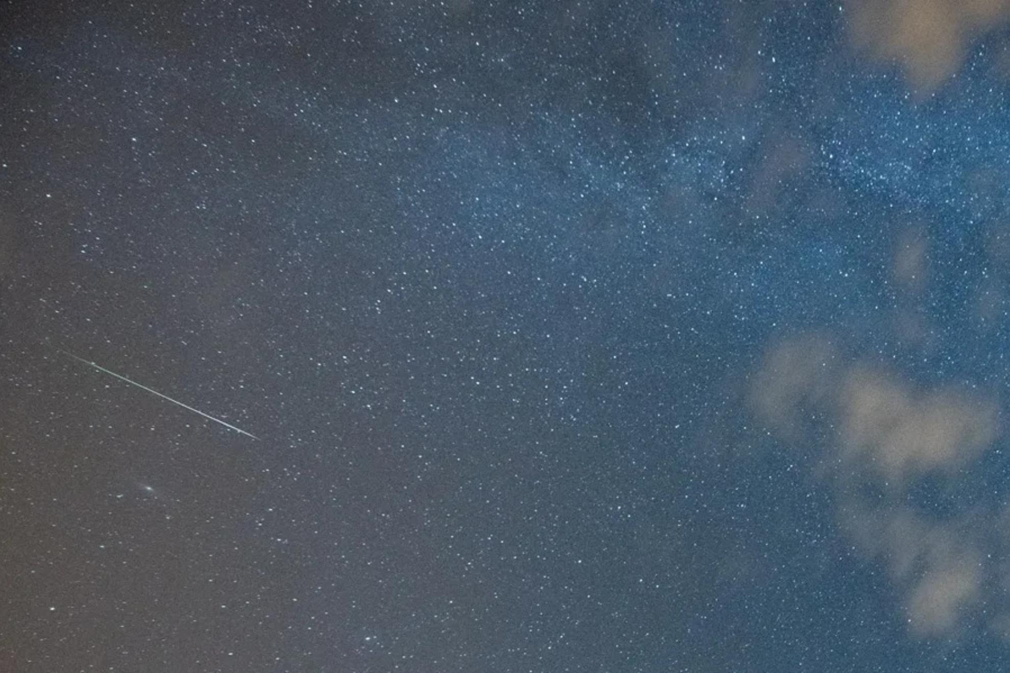 Fotografía de archivo de una estrella fugaz atravesando el cielo. EFE