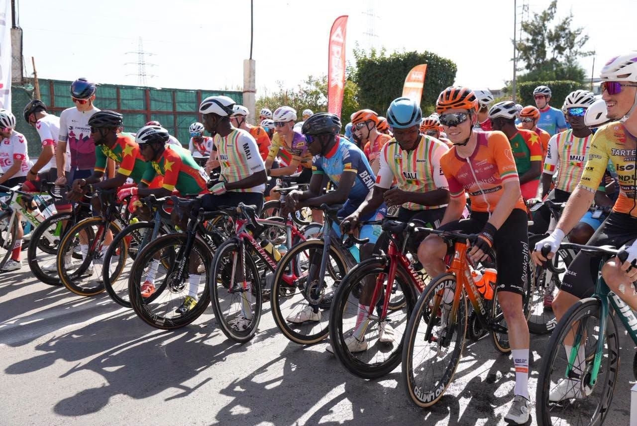 Danny van der Tuuk se impone en la primera etapa del Grand Prix El Djazaïr.