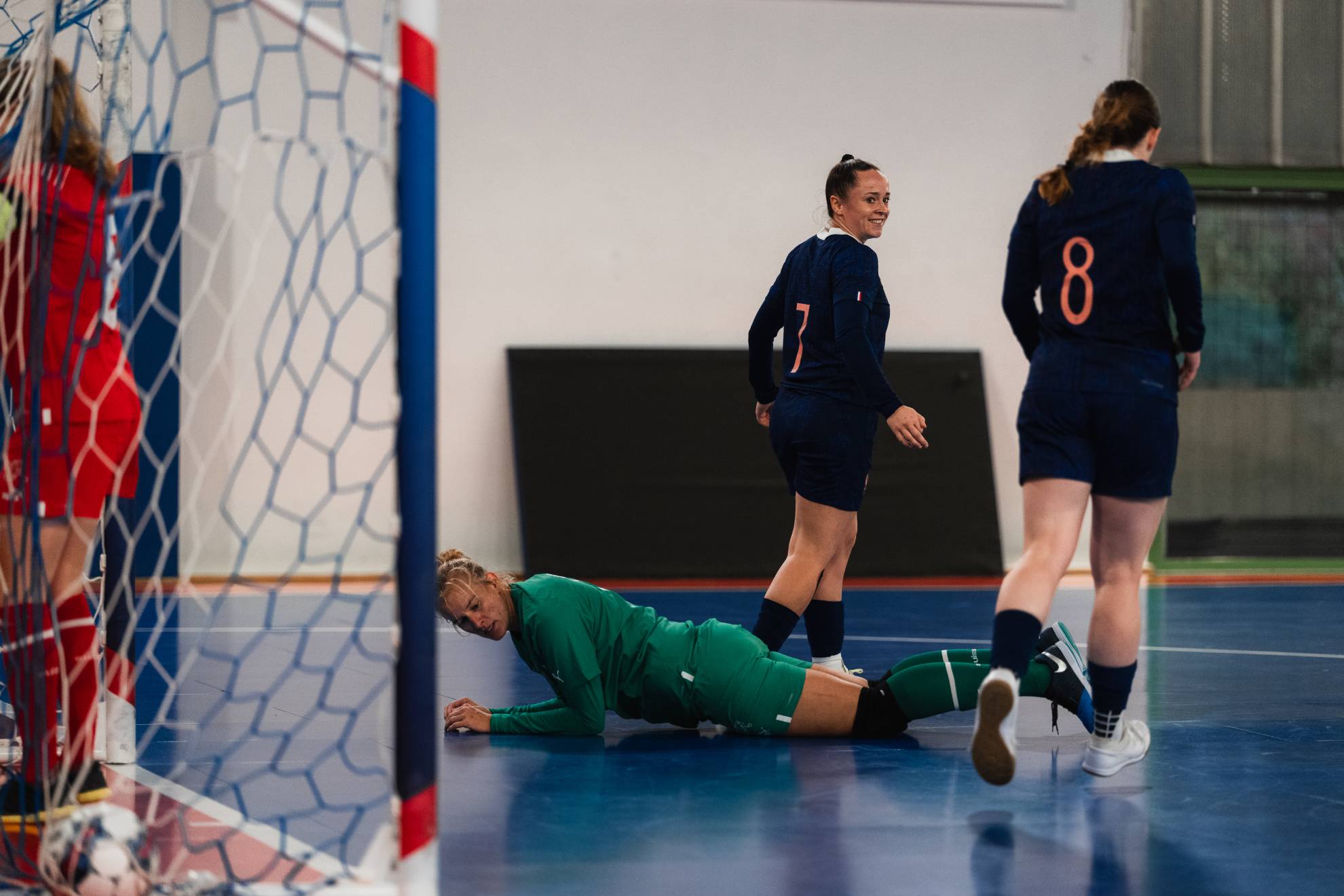 Faustine Pellegry, con el dorsal 7, celebra uno de sus tres goles a Charles LÉGER / FFF