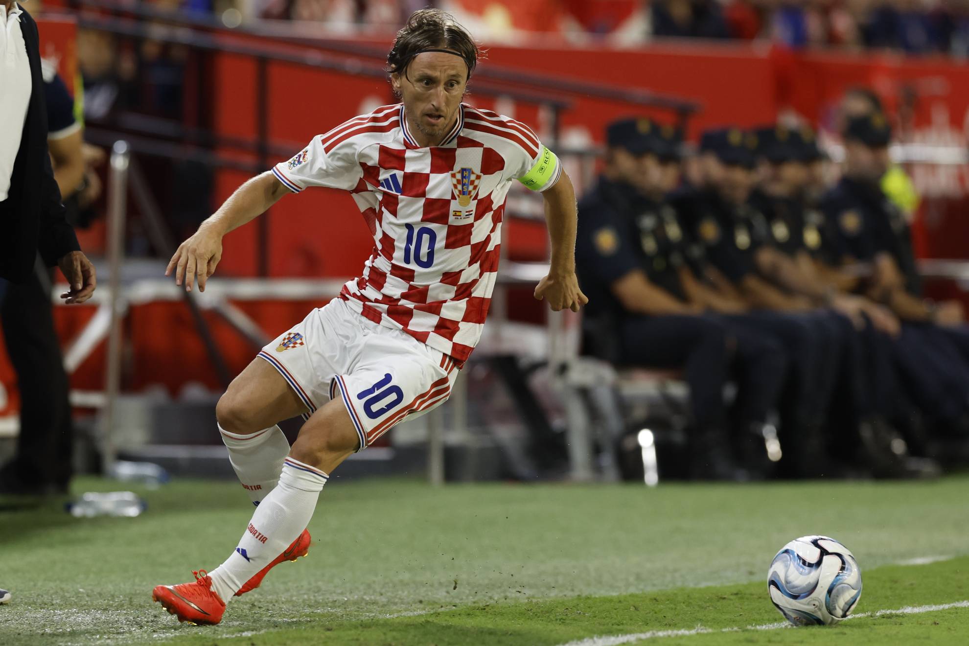 Luka Modric controla una pelota en el encuentro de la pasada semana ante España en el Sänchez-Pizjuán.