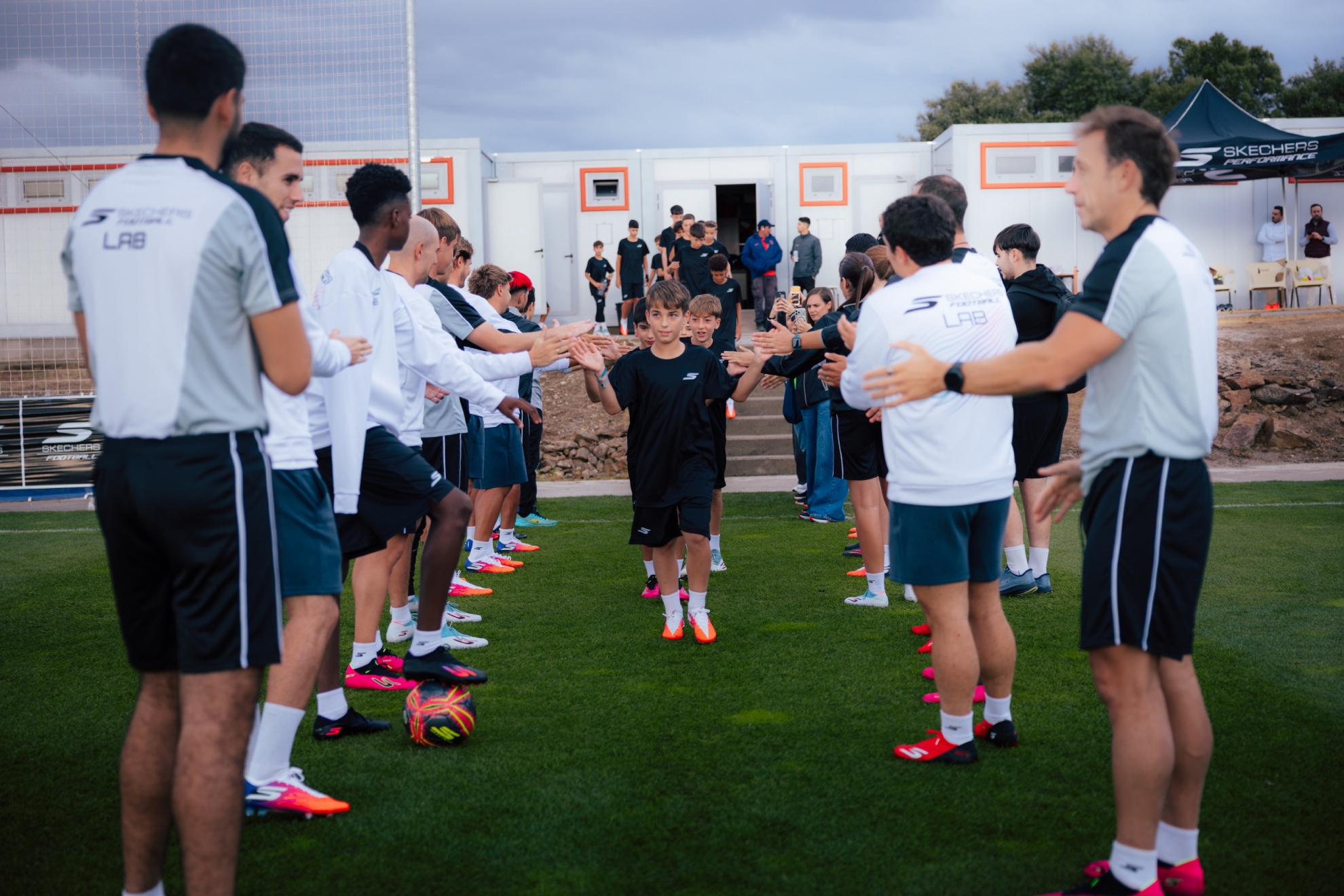 Las jóvenes promesas saltan al césped en uno de los actos del Skechers Football Lab.