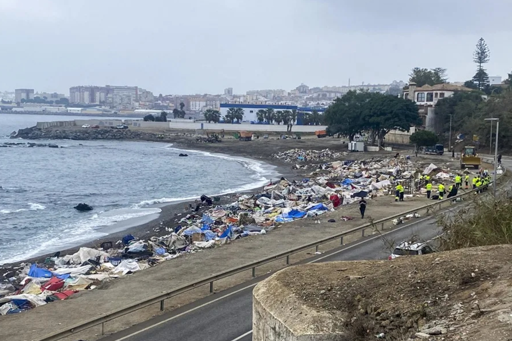 Ceuta desaloja por completo la playa del Trampolín tras dos meses de asentamiento migratorio EFE