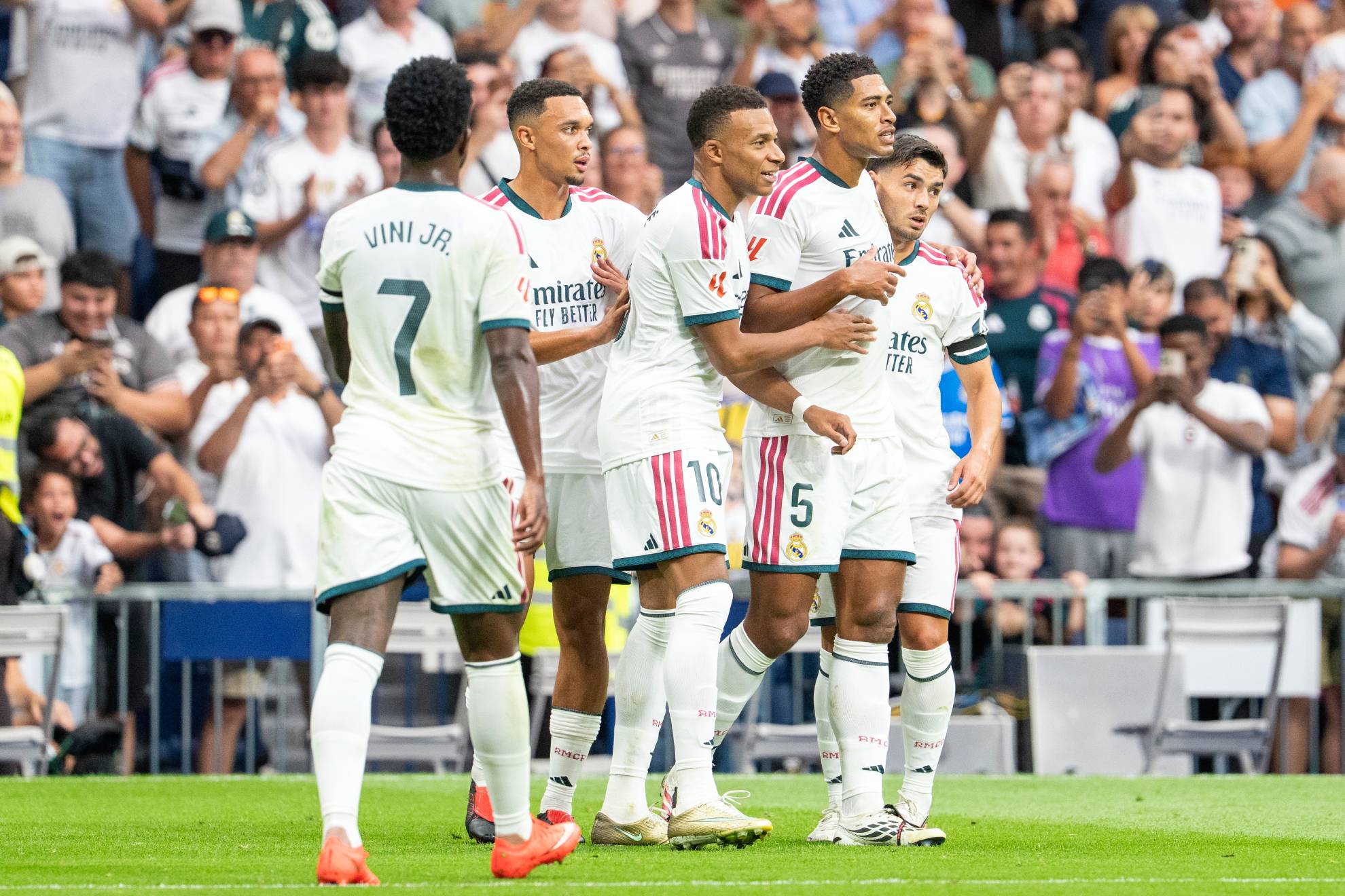 El Madrid celebra el gol de Bellingham en el Bernabéu.