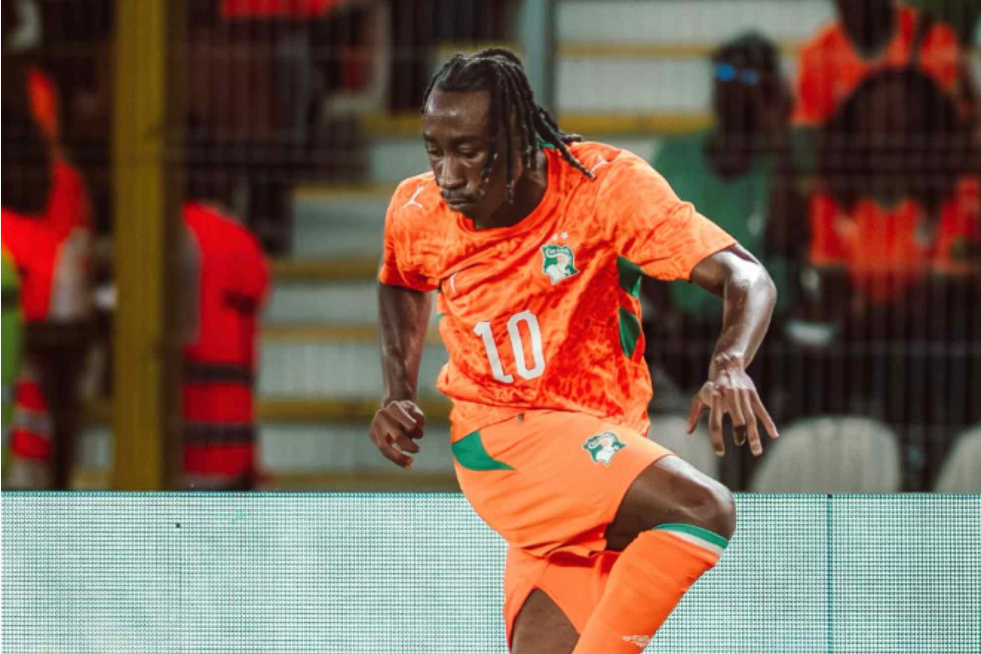 Yan Diomande controla un balón en un partido con Costa de Marfil. INSTAGRAM @yandiomande