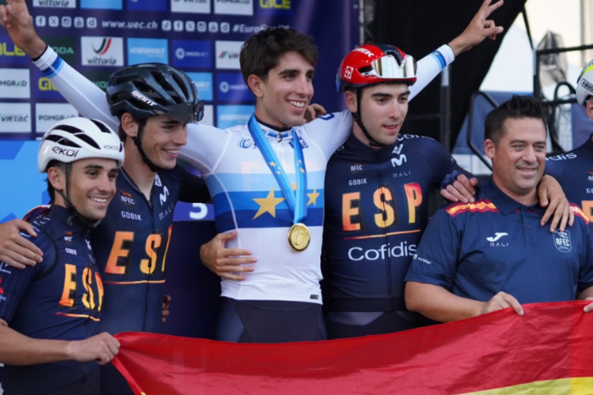 Pascual Orengo, con su equipo sub 23 tras ganar el oro en el Europeo. RFEC
