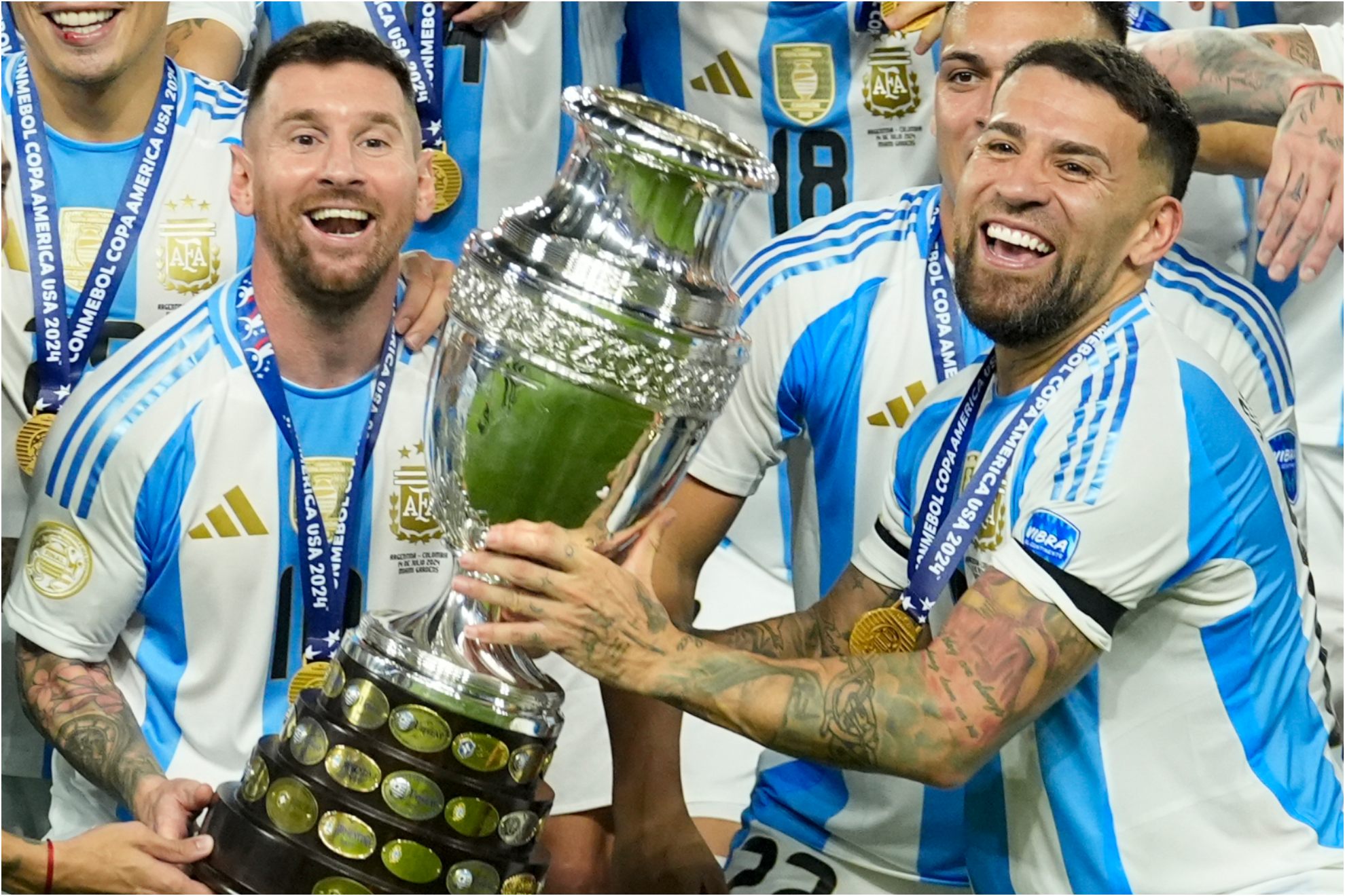 Messi y Otamendi, con la Copa América de 2024. LAPRESSE