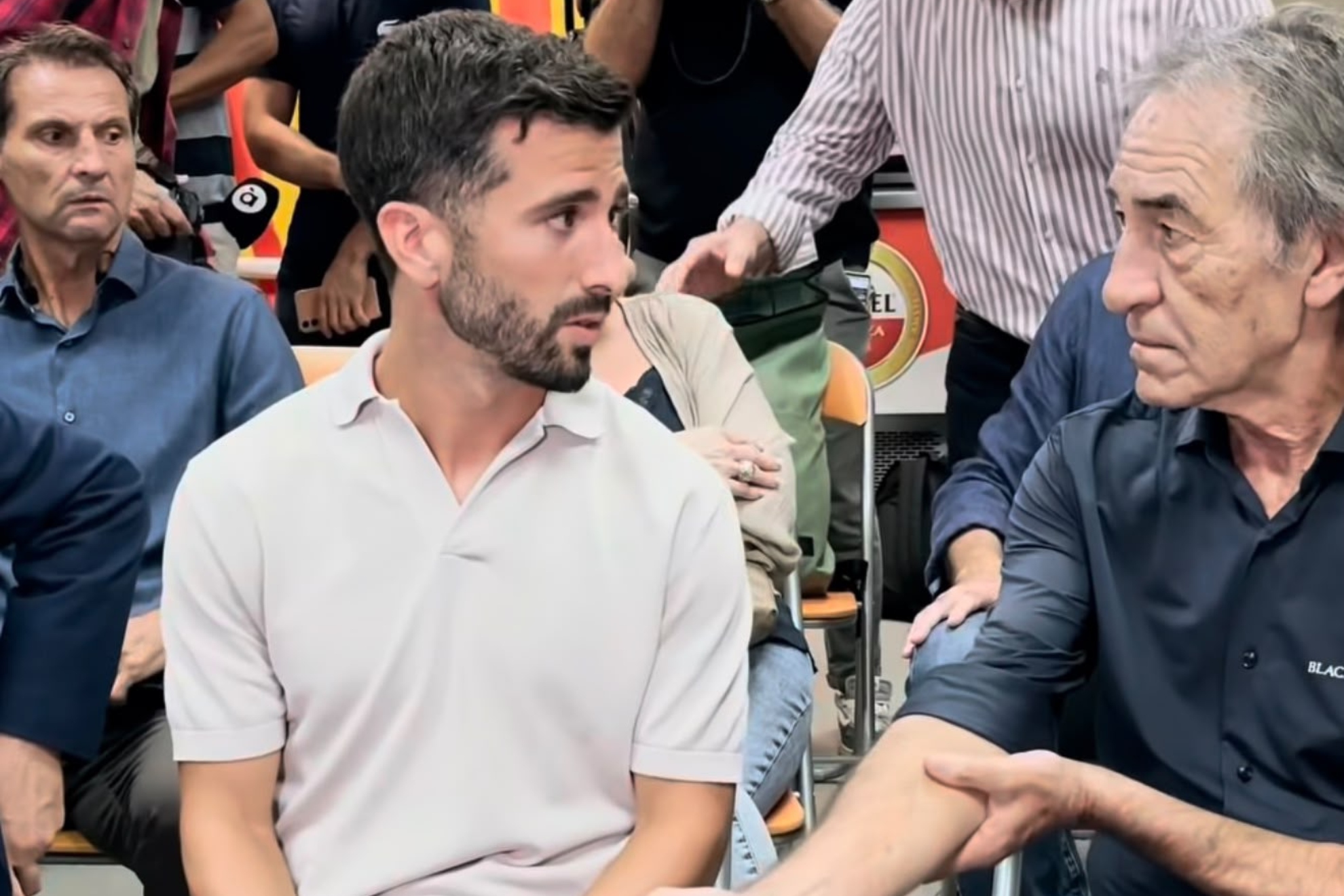 Gayà durante su homenaje hablando con Arias. APAV
