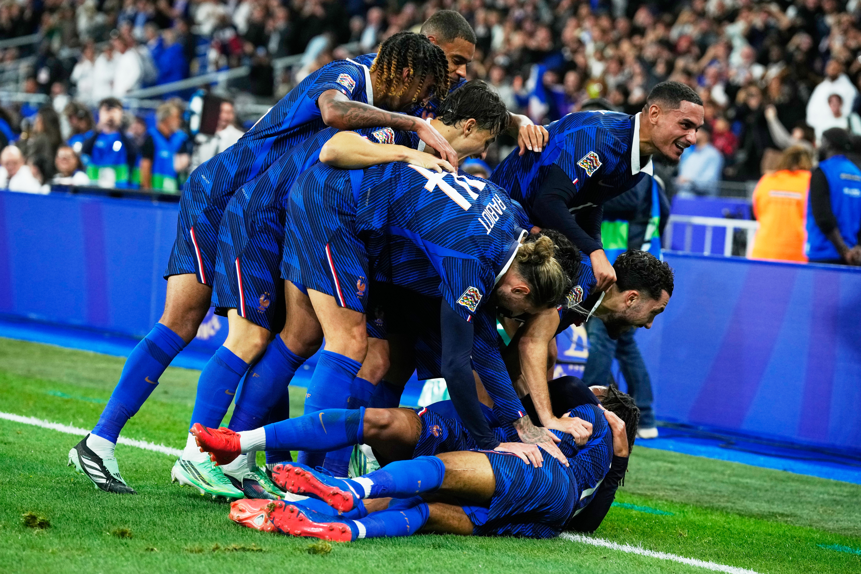 Los jugadores de Francia celebran el primer gol de Olise ante Bélgica AP Photo/Teresa Suarez