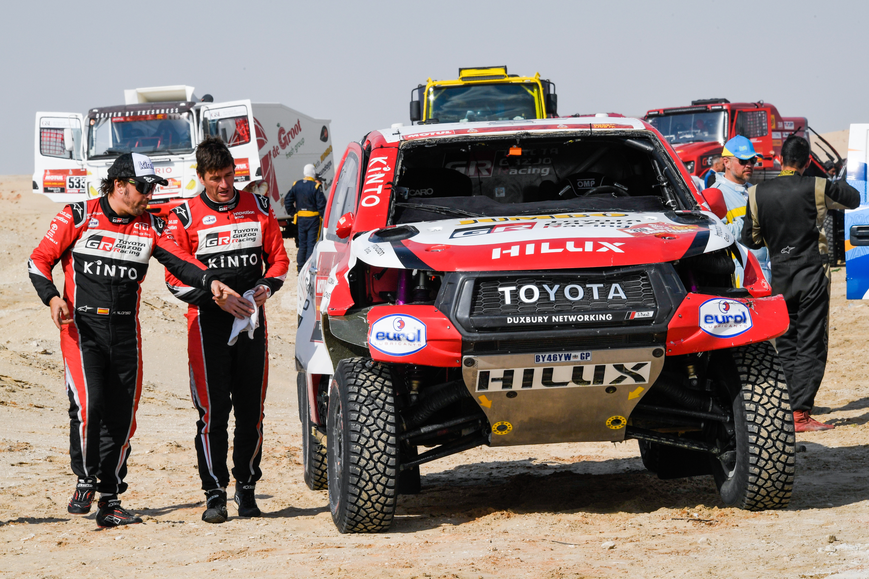 Alonso y Coma, al lado de la Hilux del 2020 con evidentes daños.