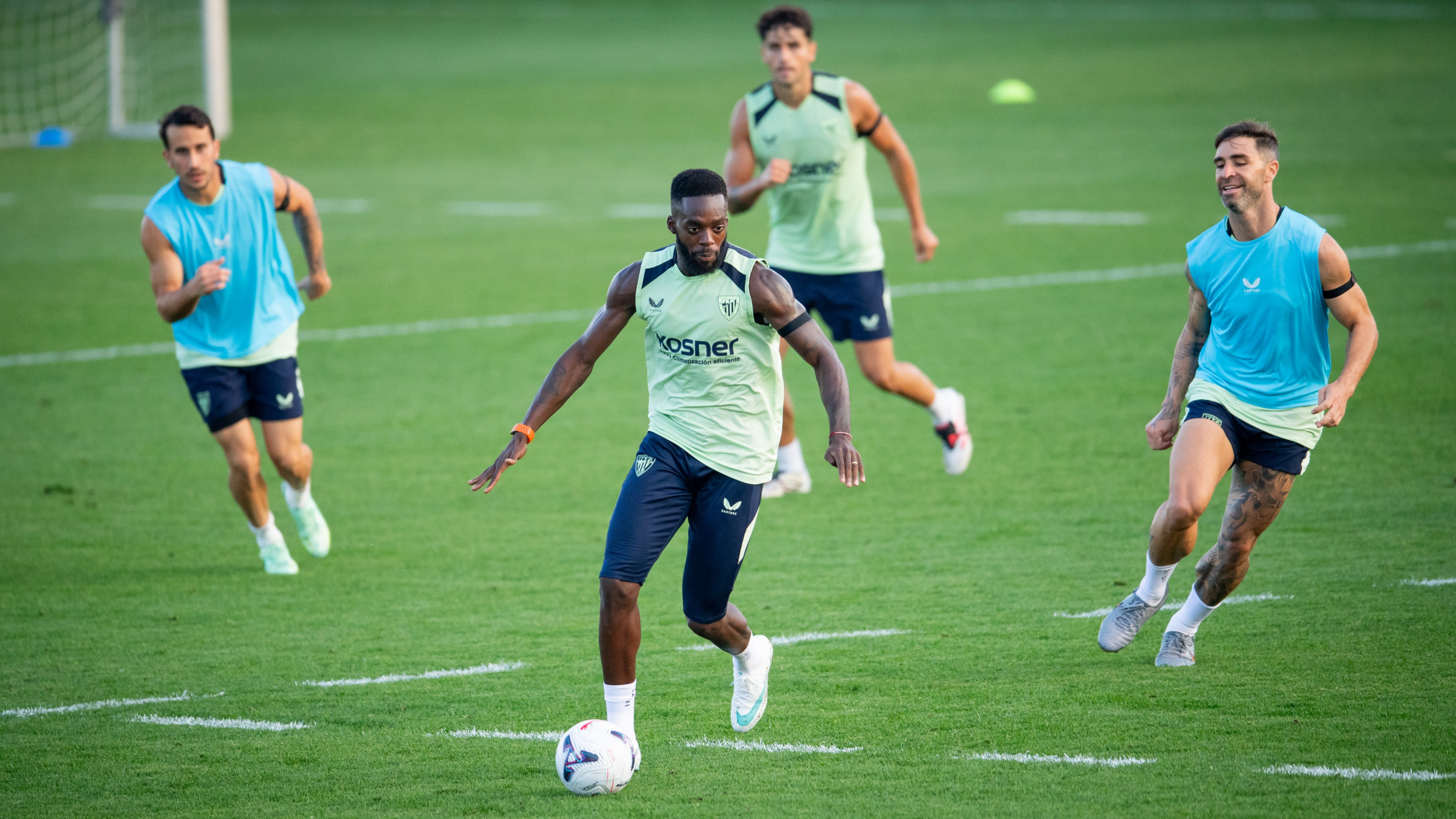 Iñaki Williams conduce el balón durante una sesión en Lezama.