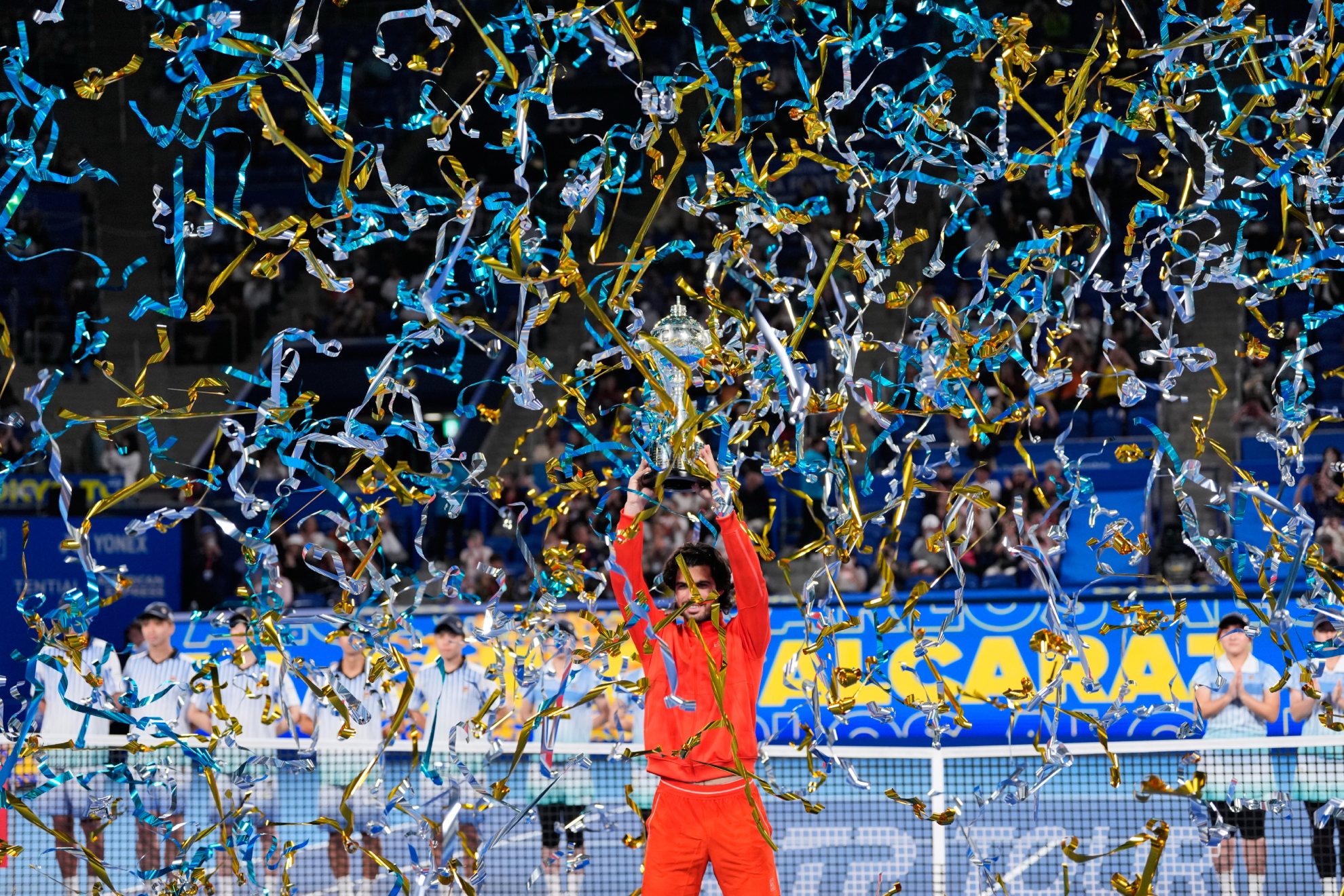 Alcaraz, con el trofeo y bañado en confeti. AP