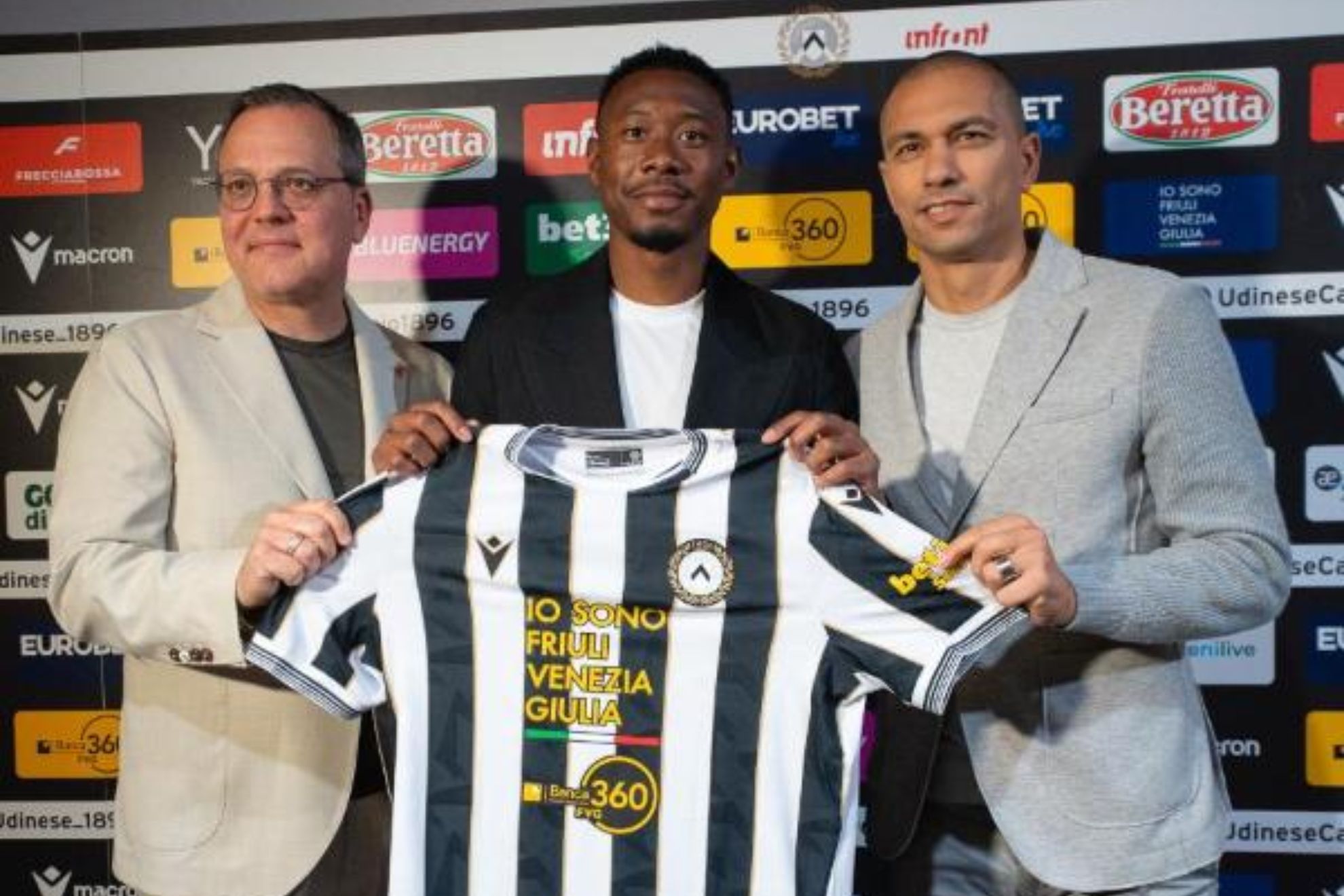 Alaba posa como nuevo jugador de Udinese UDINESE
