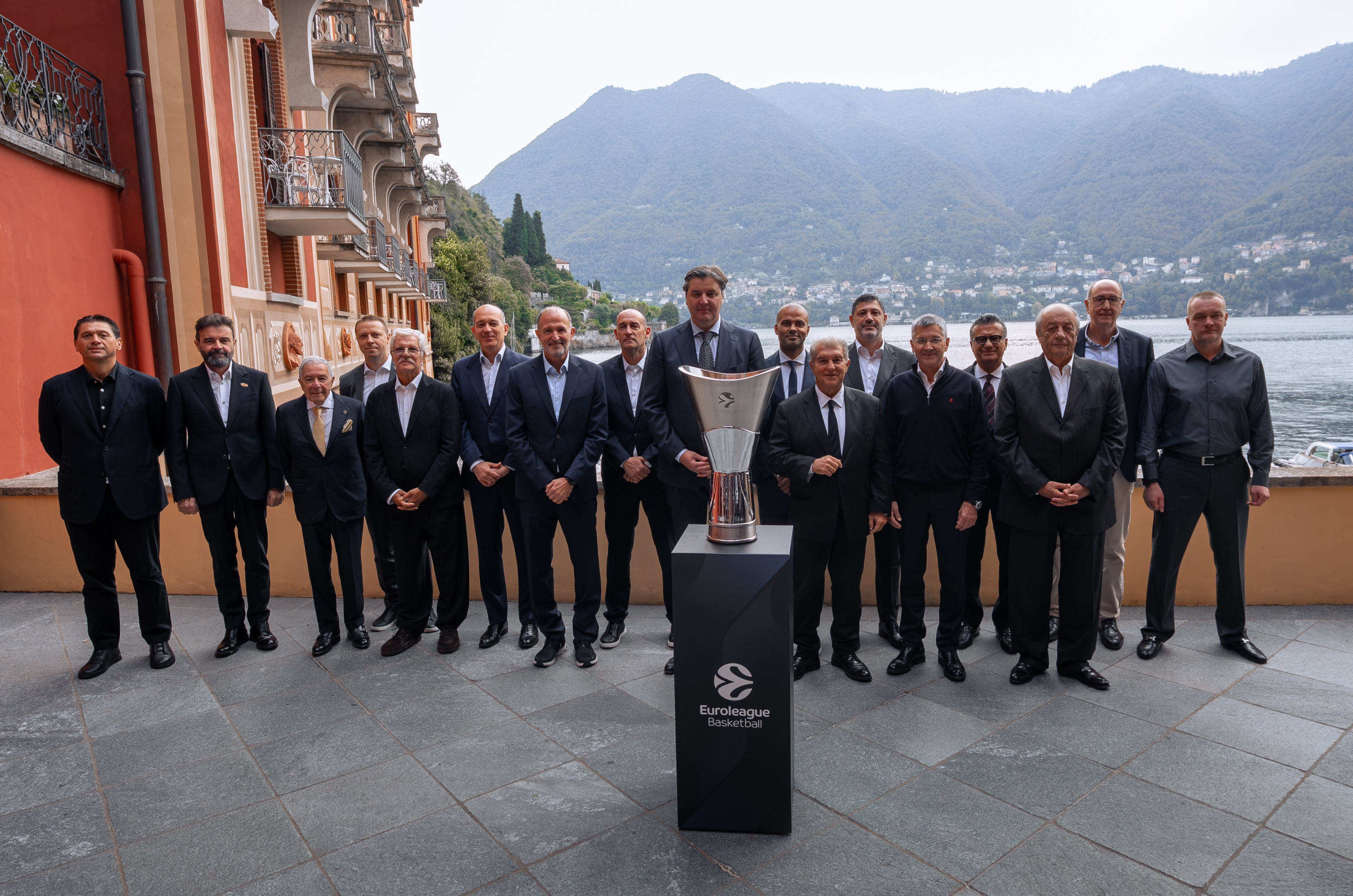 Los propietarios de la Euroliga con Bodiroga y Chus Bueno en el Lago Como. Euroleague.