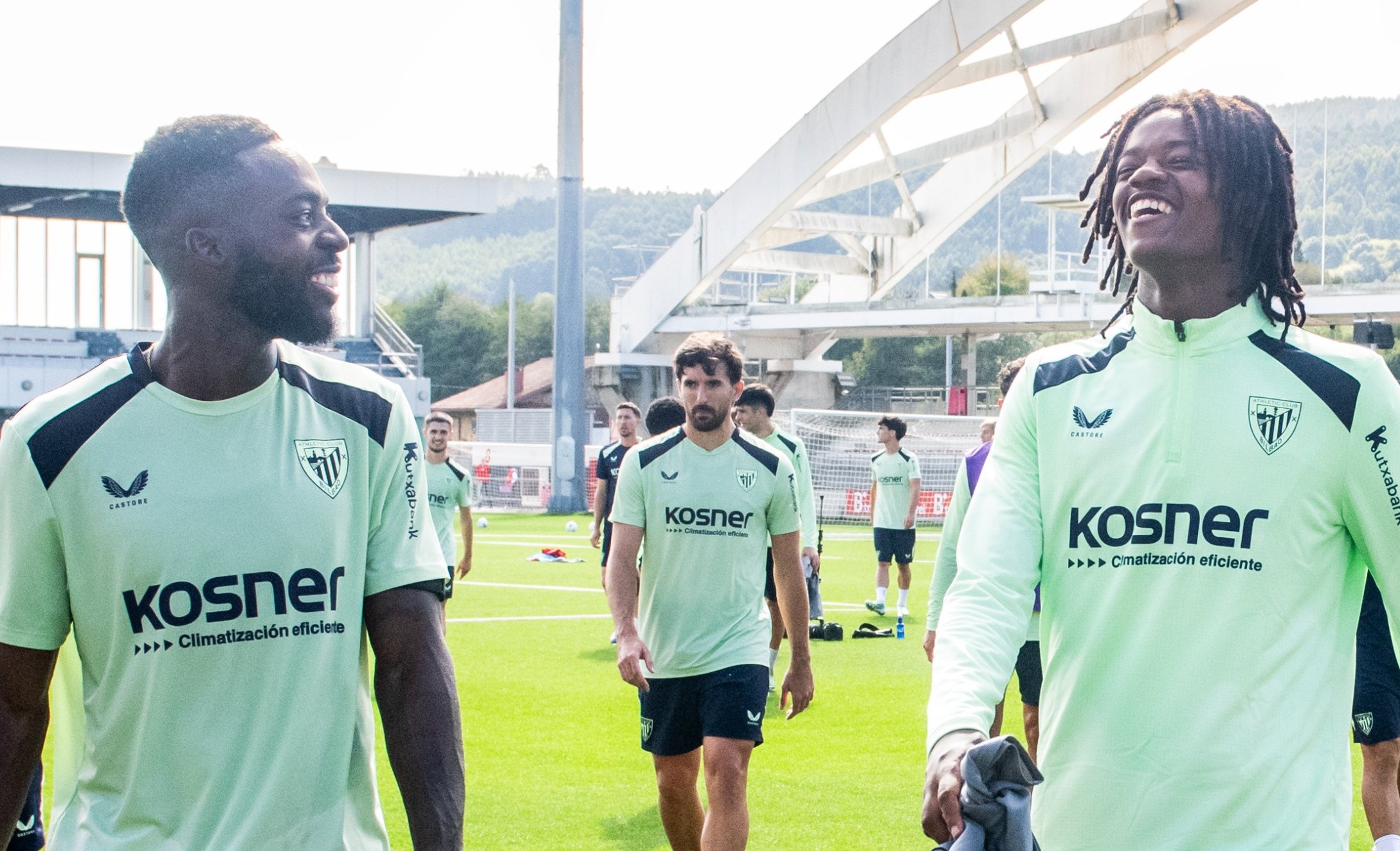 Iñaki Williams, capitán, e Imga, aspirante a debutante, en el entrenamiento del pasado martes. Athletic Club