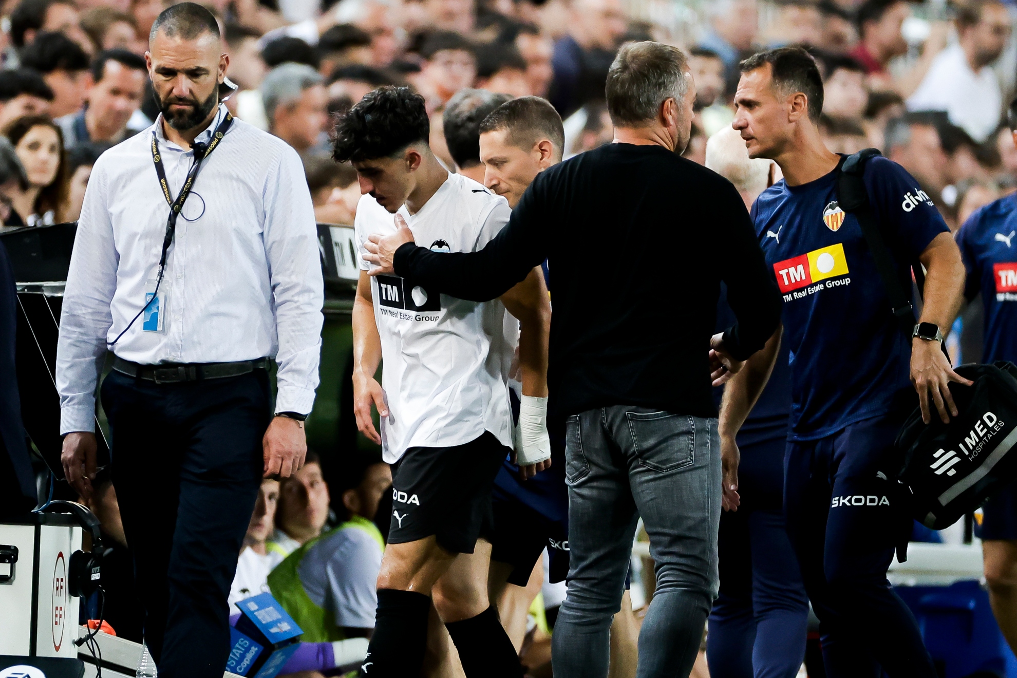 Diego López se retira lesionado de Mestalla. EFE